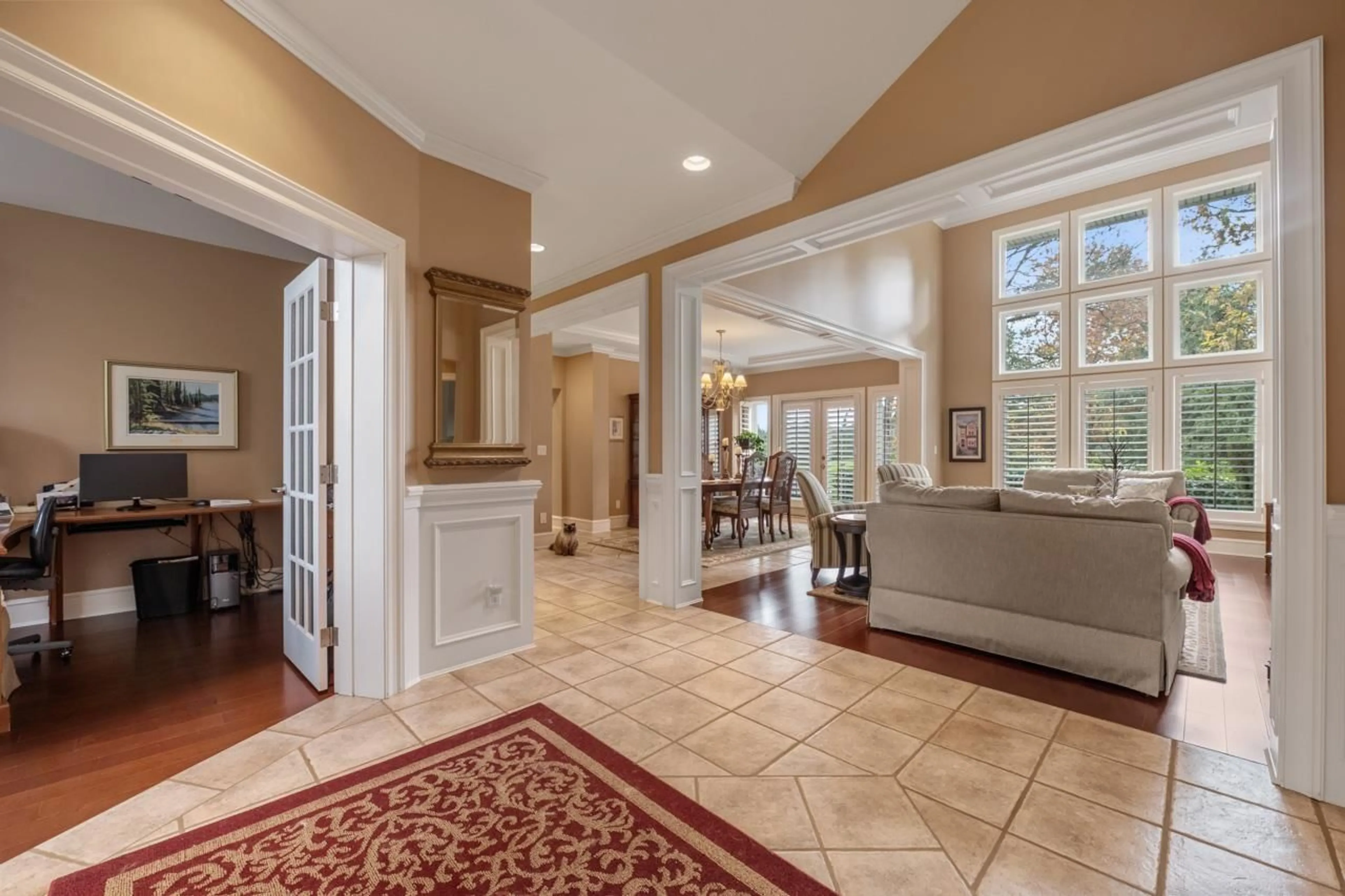 Indoor entryway, wood floors for 3388 CANTERBURY DRIVE, Surrey British Columbia V3Z0J8