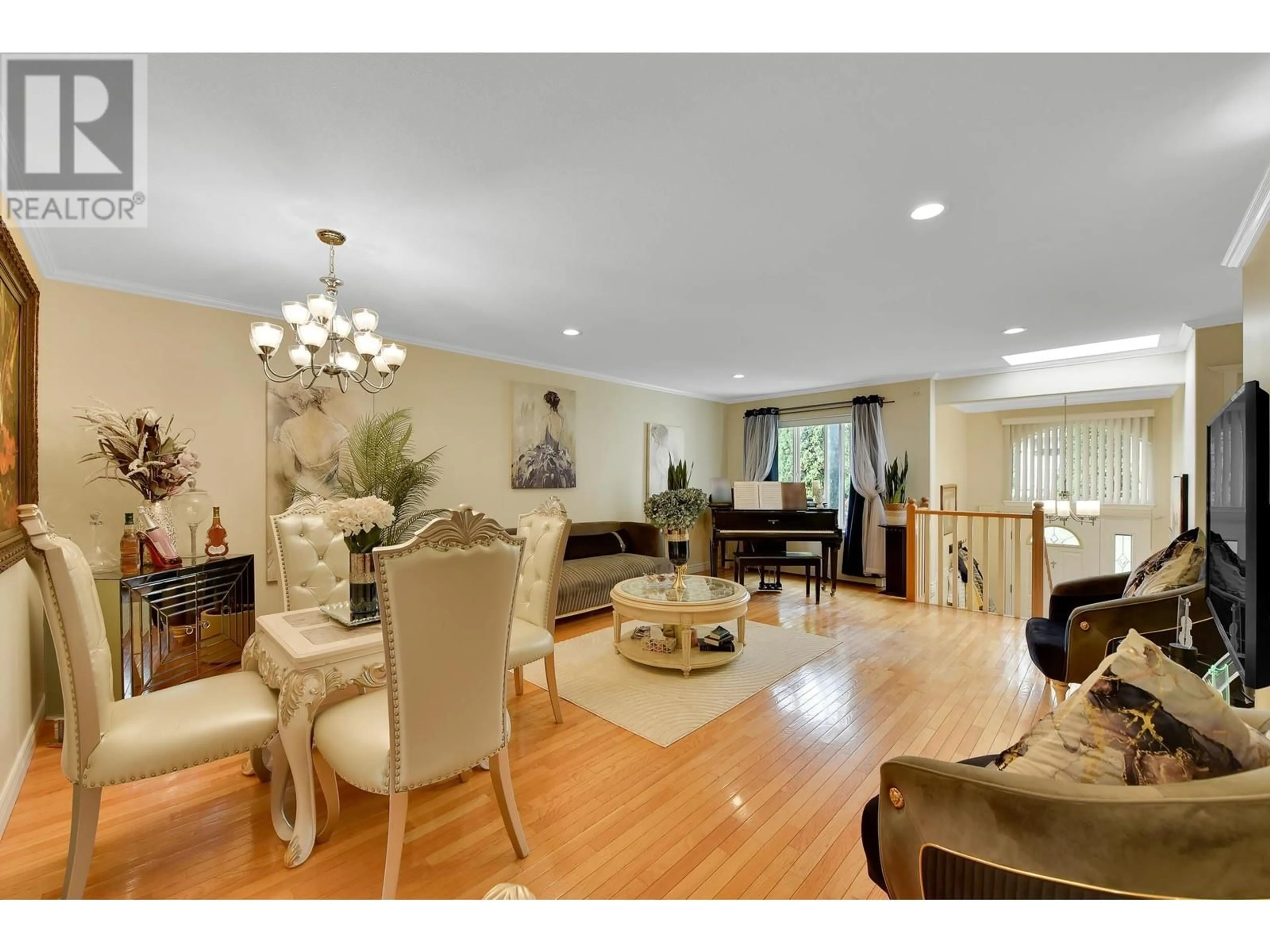 Living room, wood floors for 7548 12TH AVENUE, Burnaby British Columbia V3N2K1