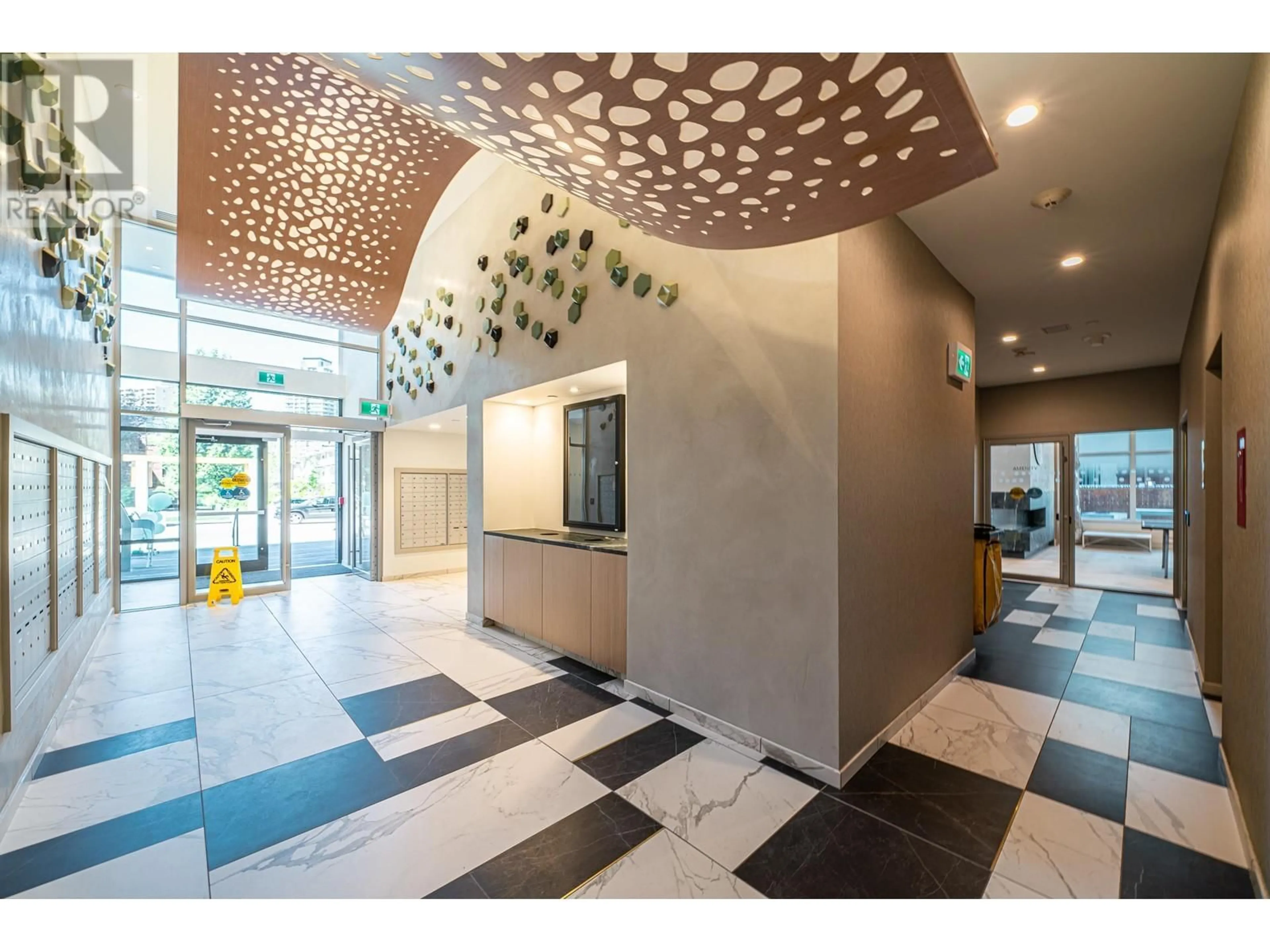 Indoor lobby, ceramic floors for 1009 6463 SILVER AVENUE, Burnaby British Columbia V5H0K4