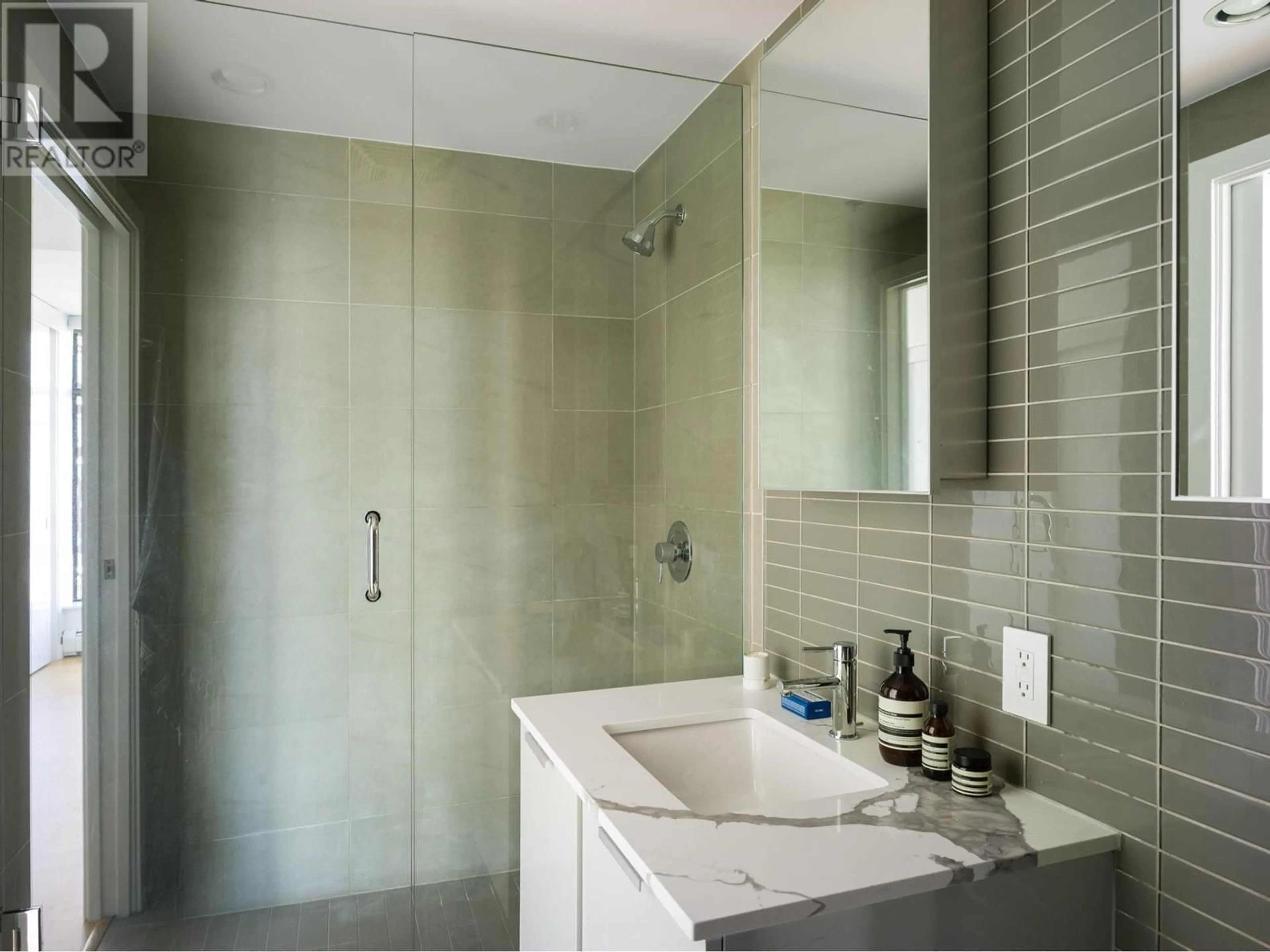 Contemporary bathroom, ceramic floors for 2105 128 W CORDOVA STREET, Vancouver British Columbia V6B0E6