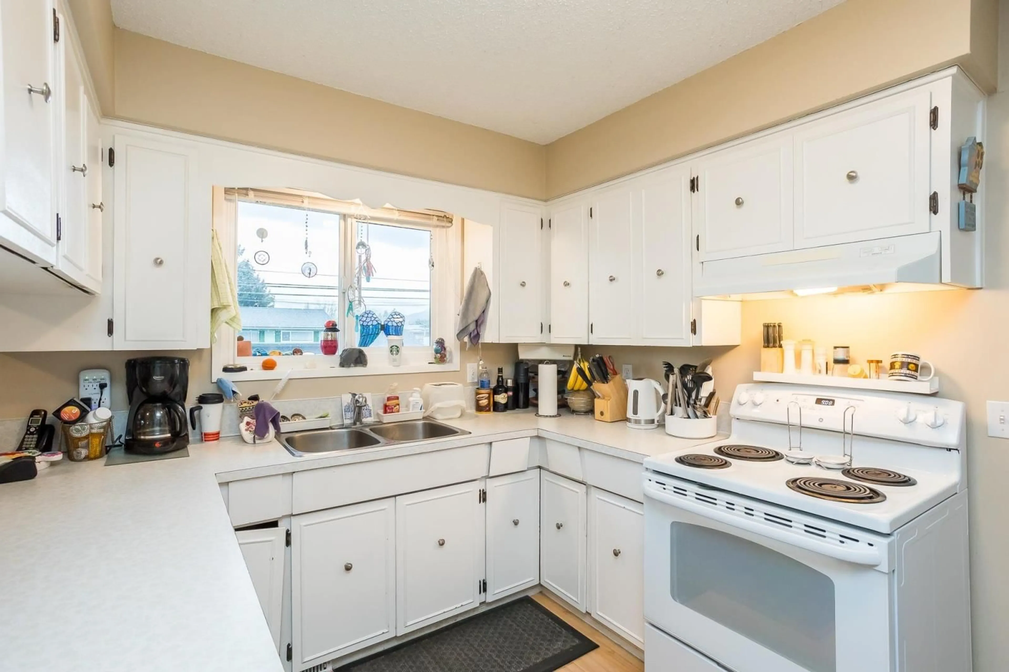 Standard kitchen, unknown for 8809 WALTERS STREET, Chilliwack British Columbia V2P6R3
