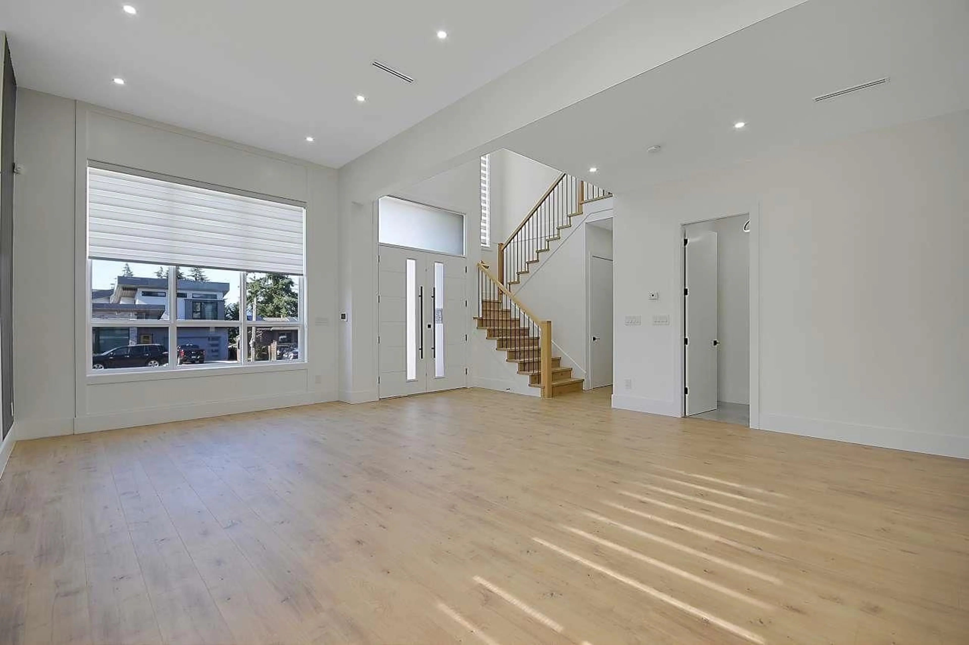 Indoor foyer, wood floors for 14096 113A AVENUE, Surrey British Columbia V3V1W7