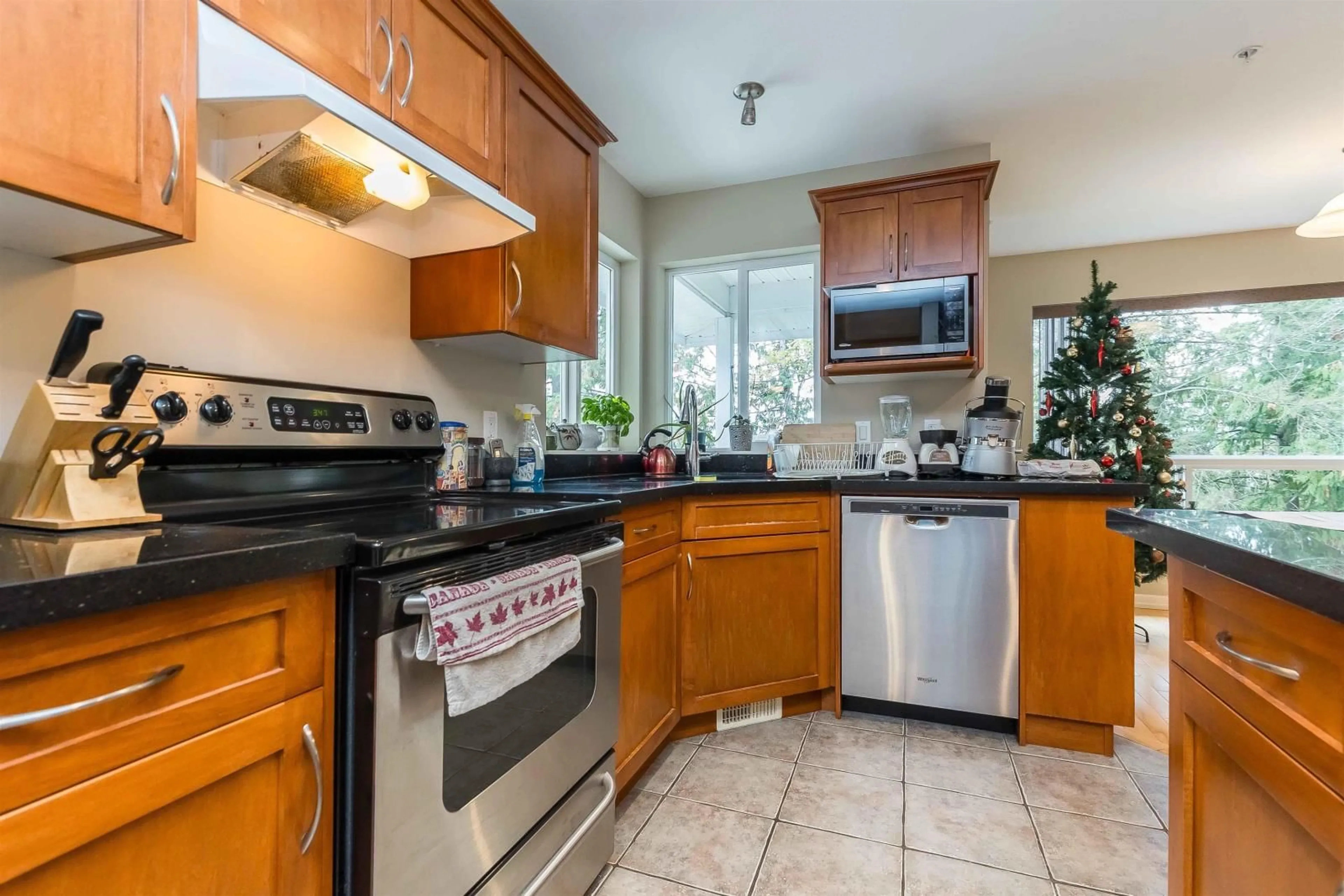 Standard kitchen, wood floors, cottage for 7227 BRYANT PLACE, Chilliwack British Columbia V4Z1K4