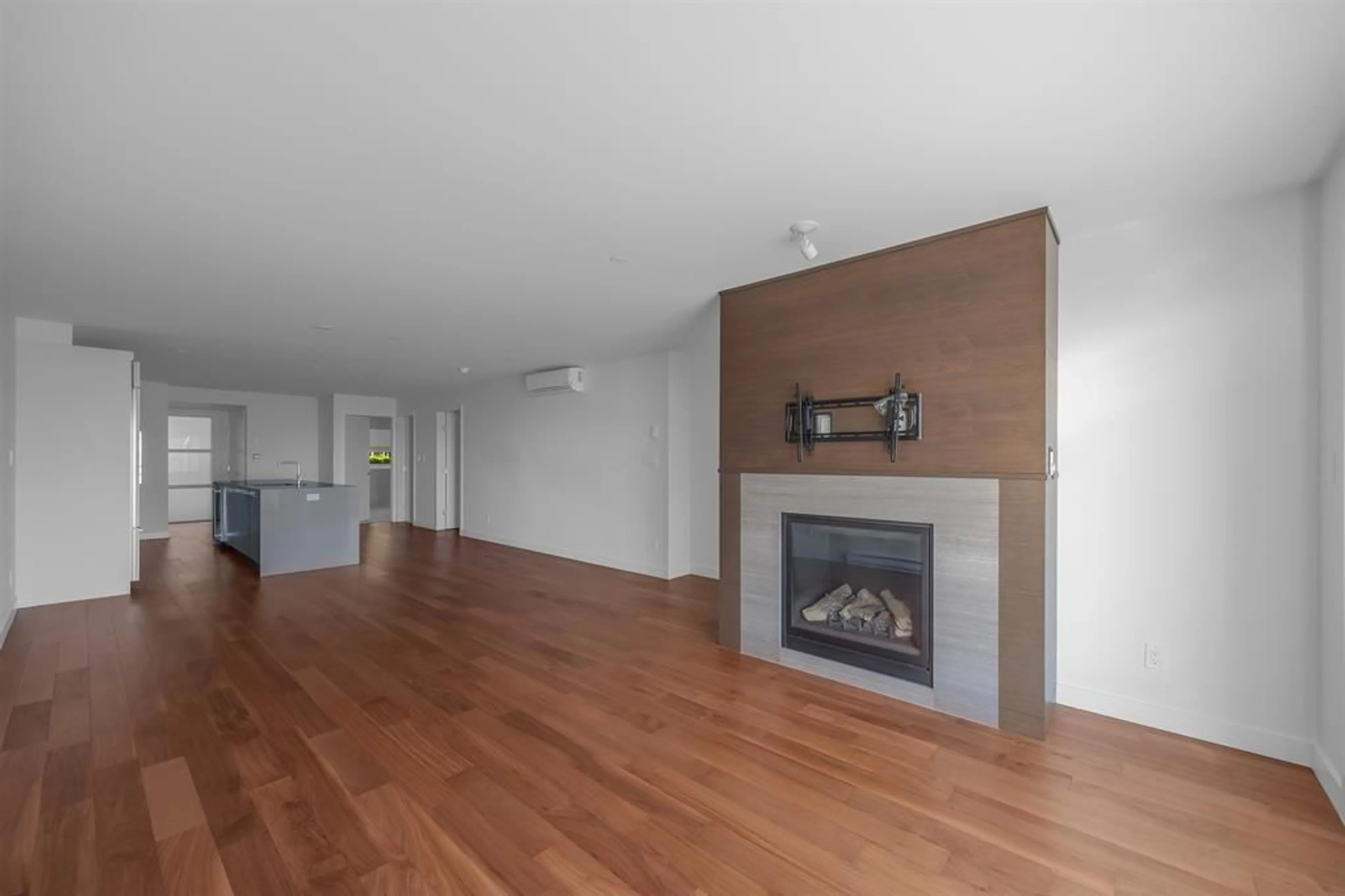 Living room, wood floors for 202 1150 OXFORD STREET, White Rock British Columbia V4B0B3