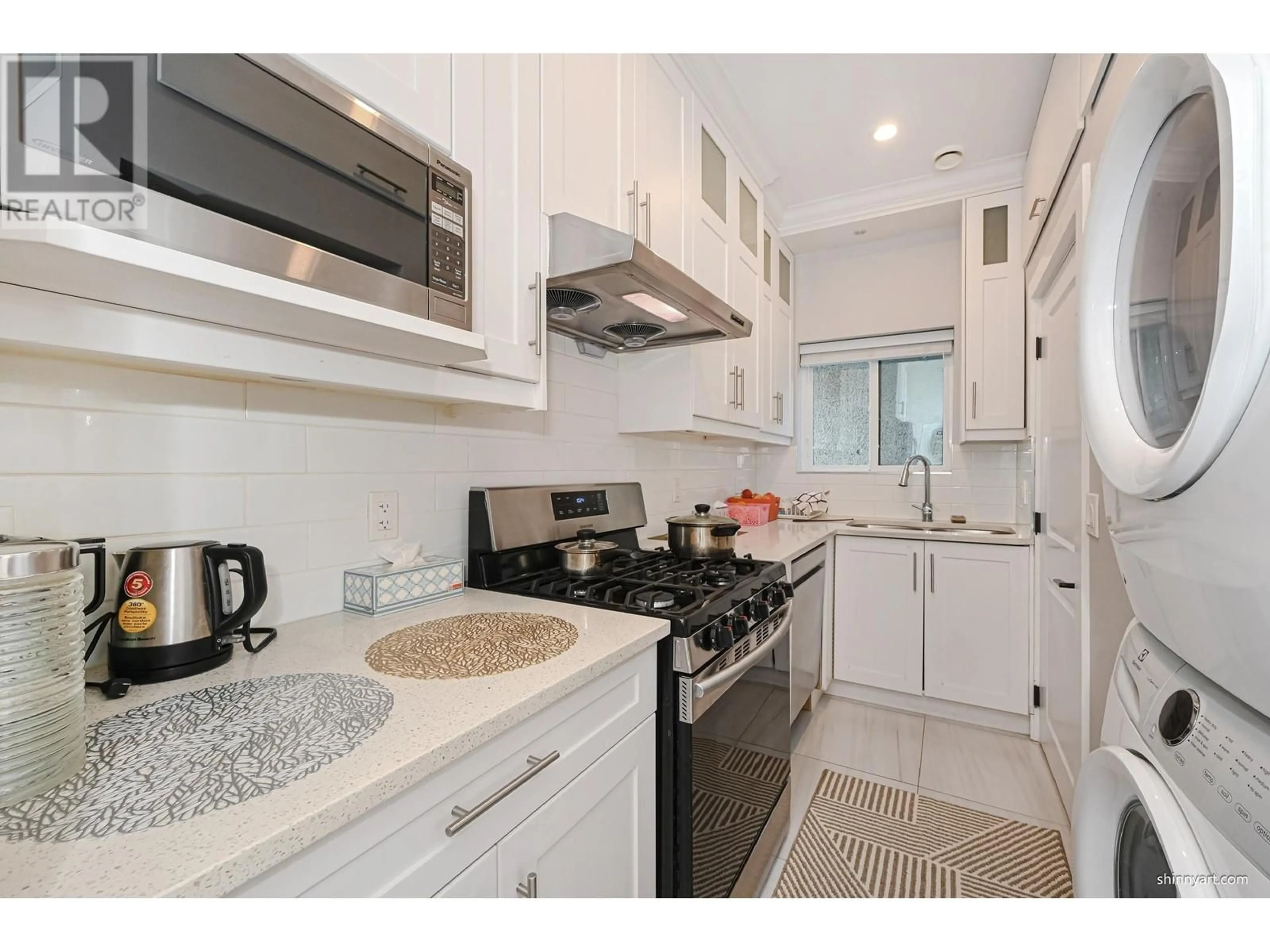 Standard kitchen for 3360 PARKER STREET, Vancouver British Columbia V5K2V9