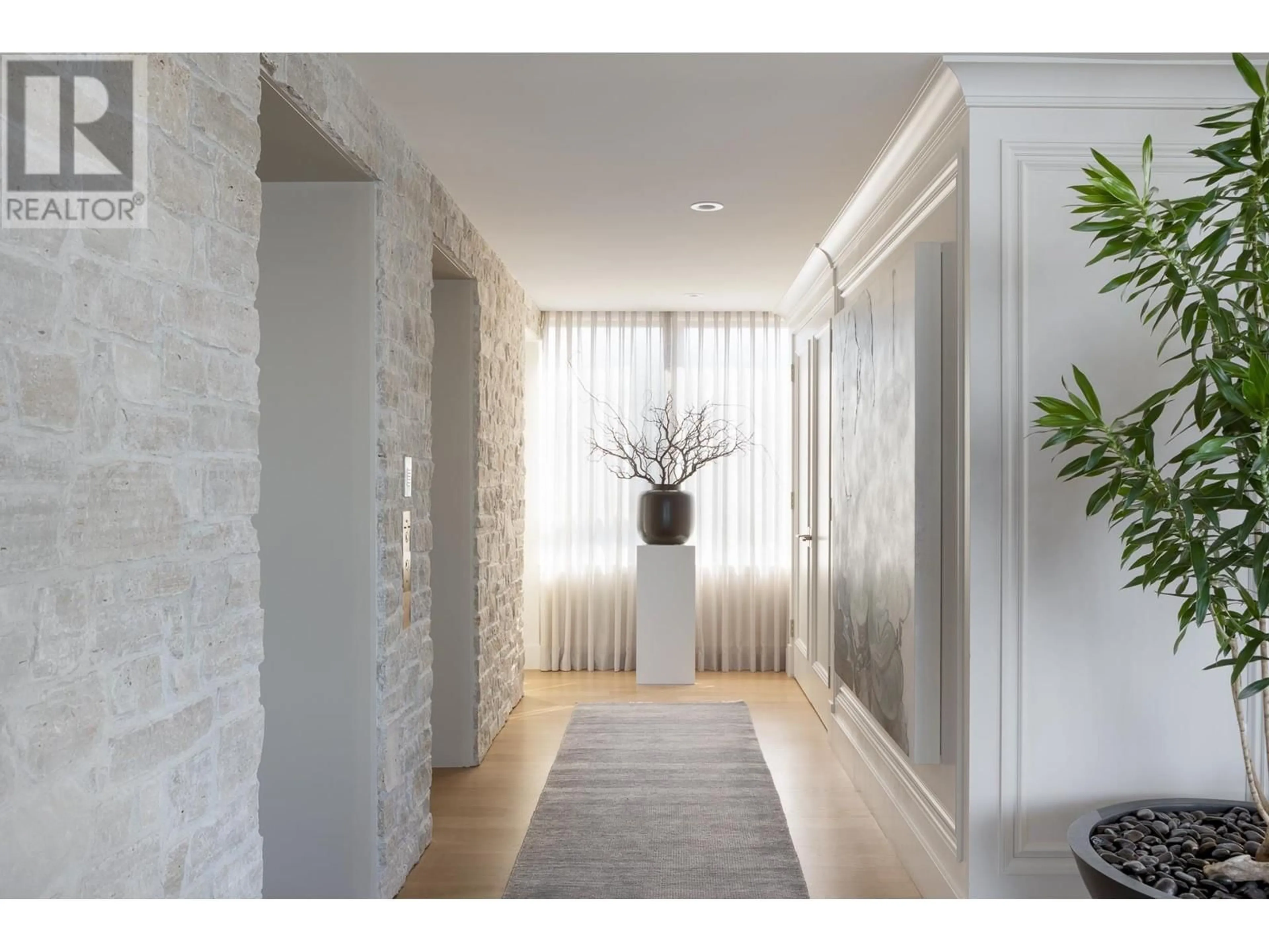 Indoor entryway, wood floors for 11 2250 BELLEVUE AVENUE, West Vancouver British Columbia V7V1C6