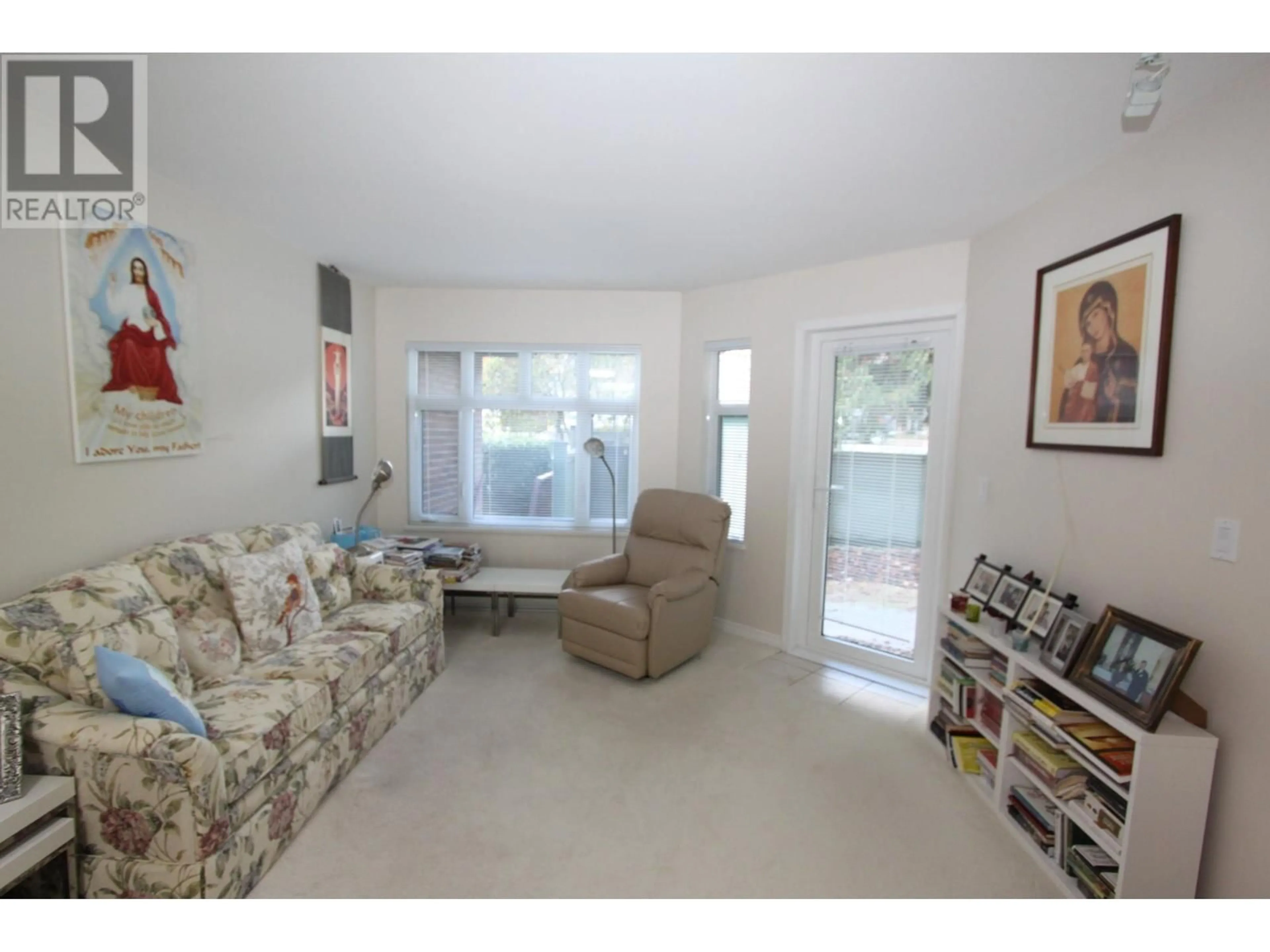 Living room, carpet floors for 315 121 W 29TH STREET, North Vancouver British Columbia V7N4L6