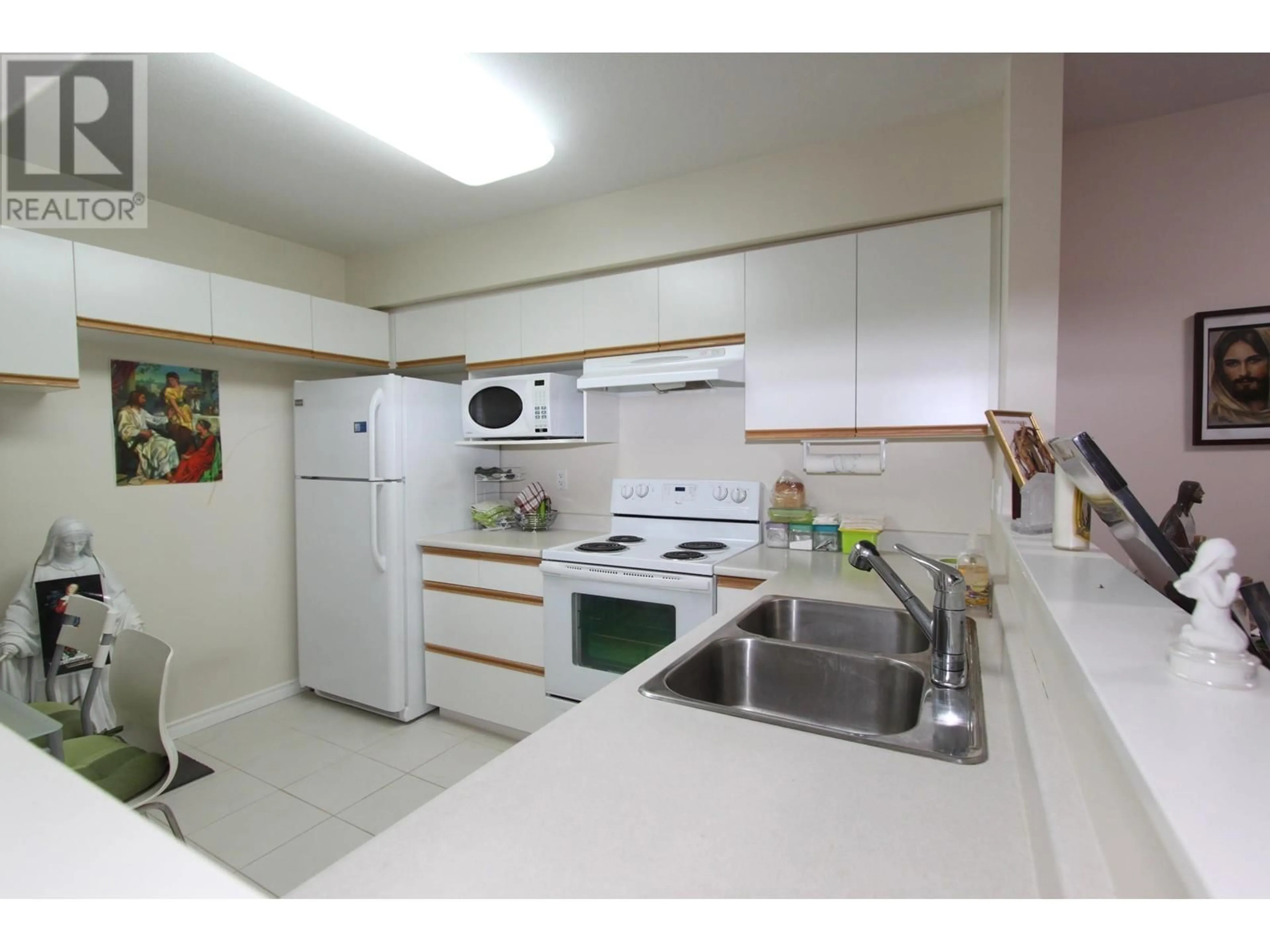 Standard kitchen for 315 121 W 29TH STREET, North Vancouver British Columbia V7N4L6