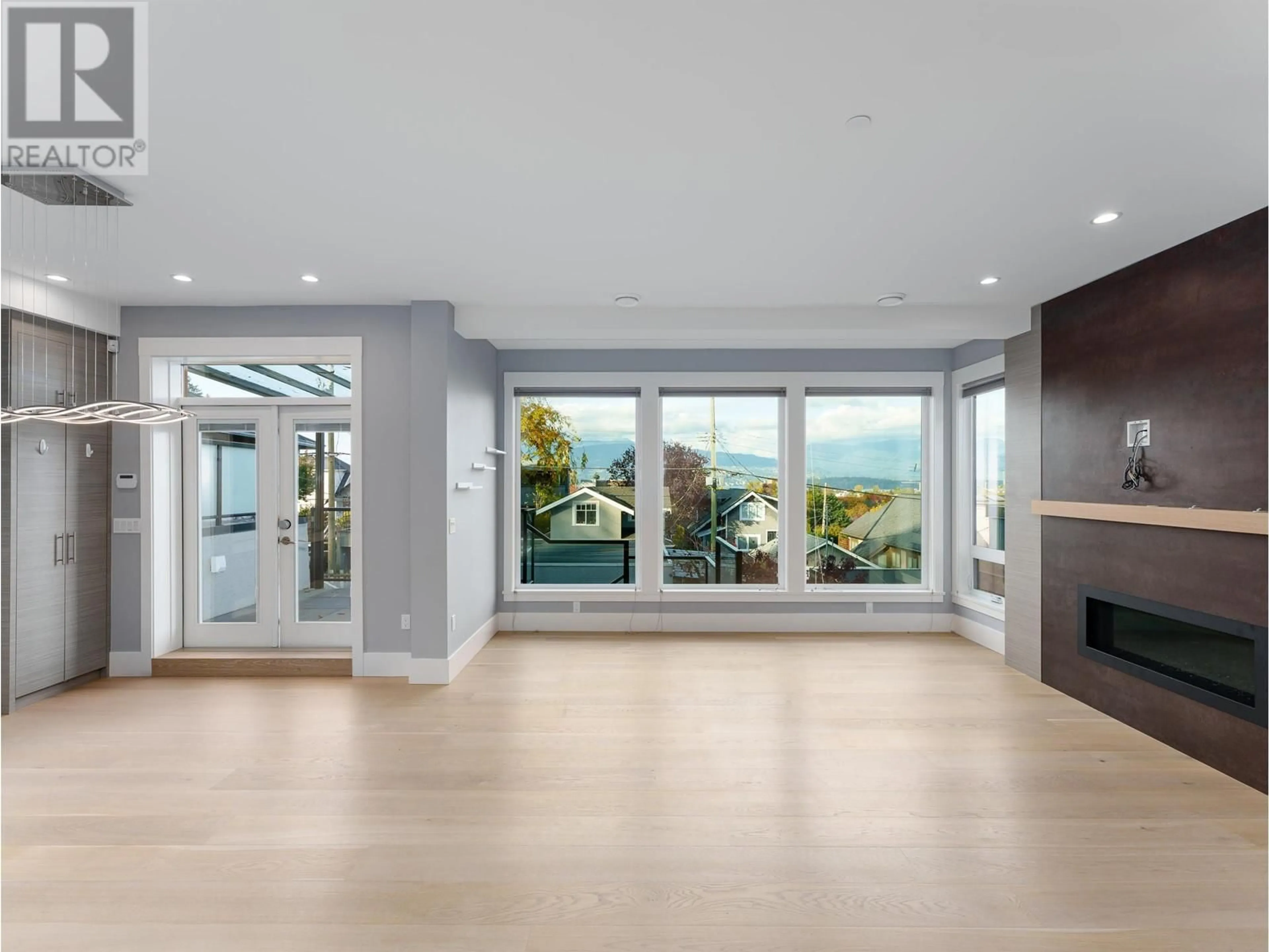 Indoor entryway, wood floors for 3363 W 19TH AVENUE, Vancouver British Columbia V6S1C1