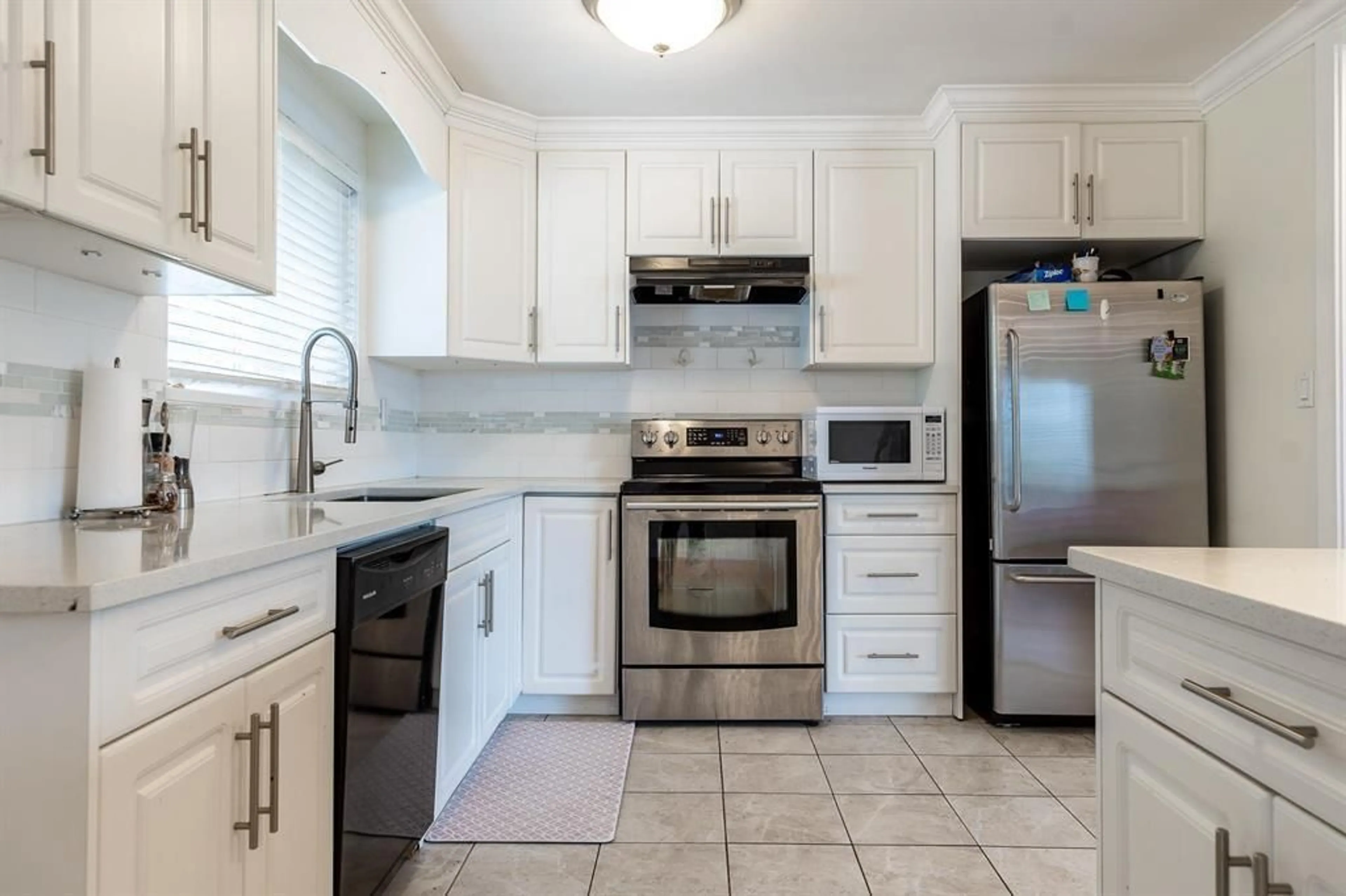 Standard kitchen, wood floors, cottage for 11276 KENDALE VIEW, Delta British Columbia V4C3P9