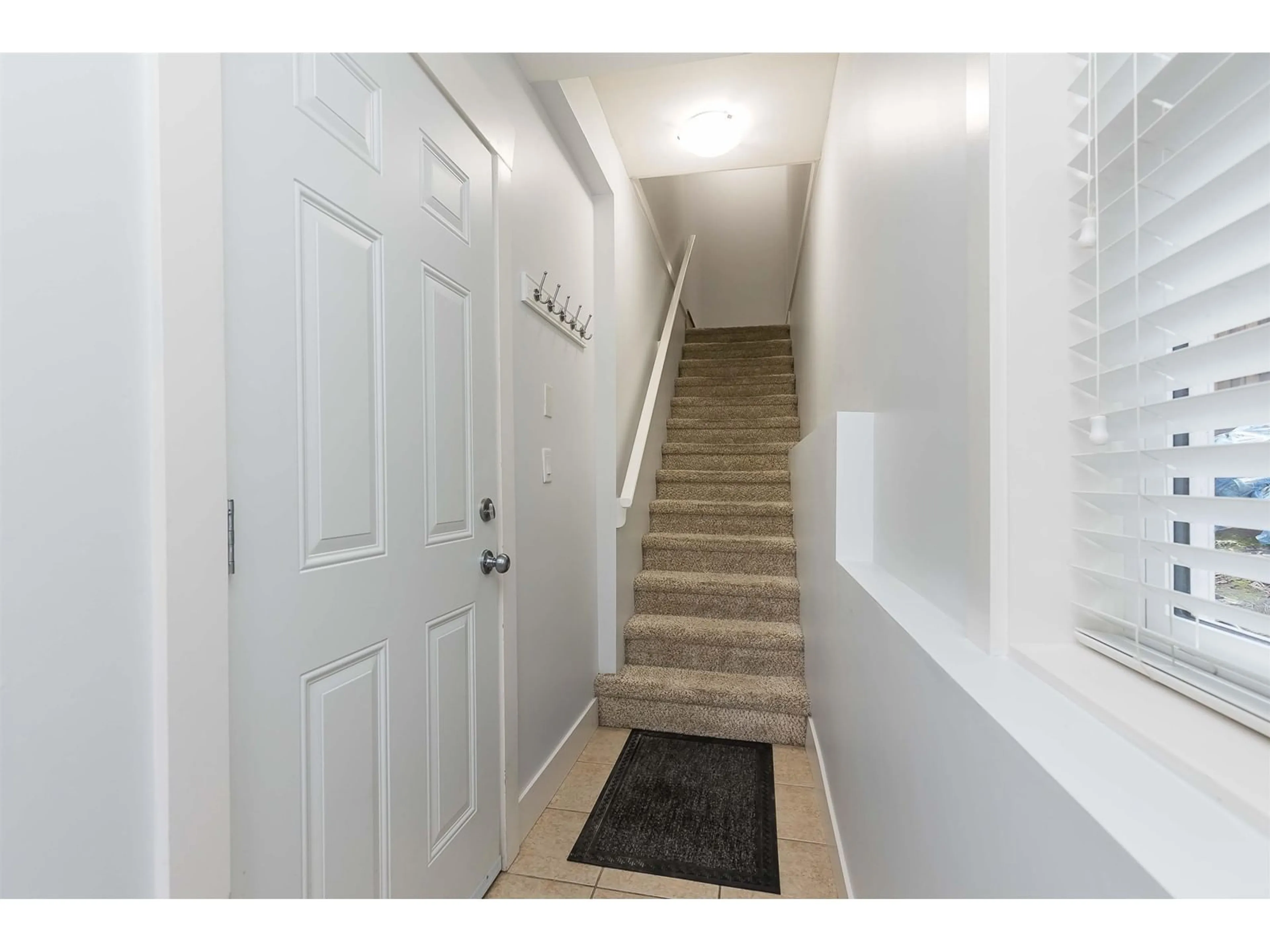 Indoor entryway, carpet floors for 24 33313 GEORGE FERGUSON WAY, Abbotsford British Columbia V2S2L6