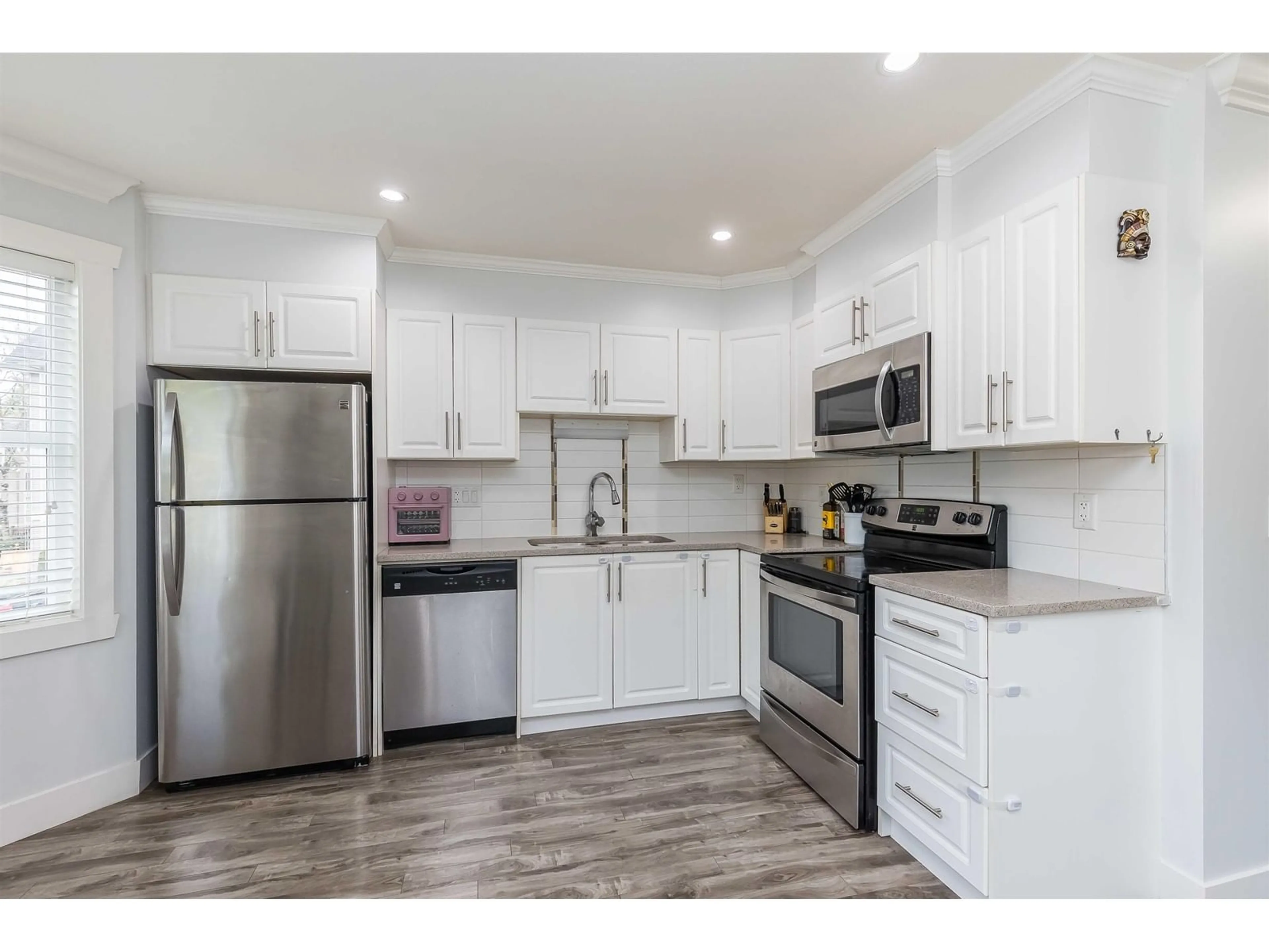 Open concept kitchen for 24 33313 GEORGE FERGUSON WAY, Abbotsford British Columbia V2S2L6