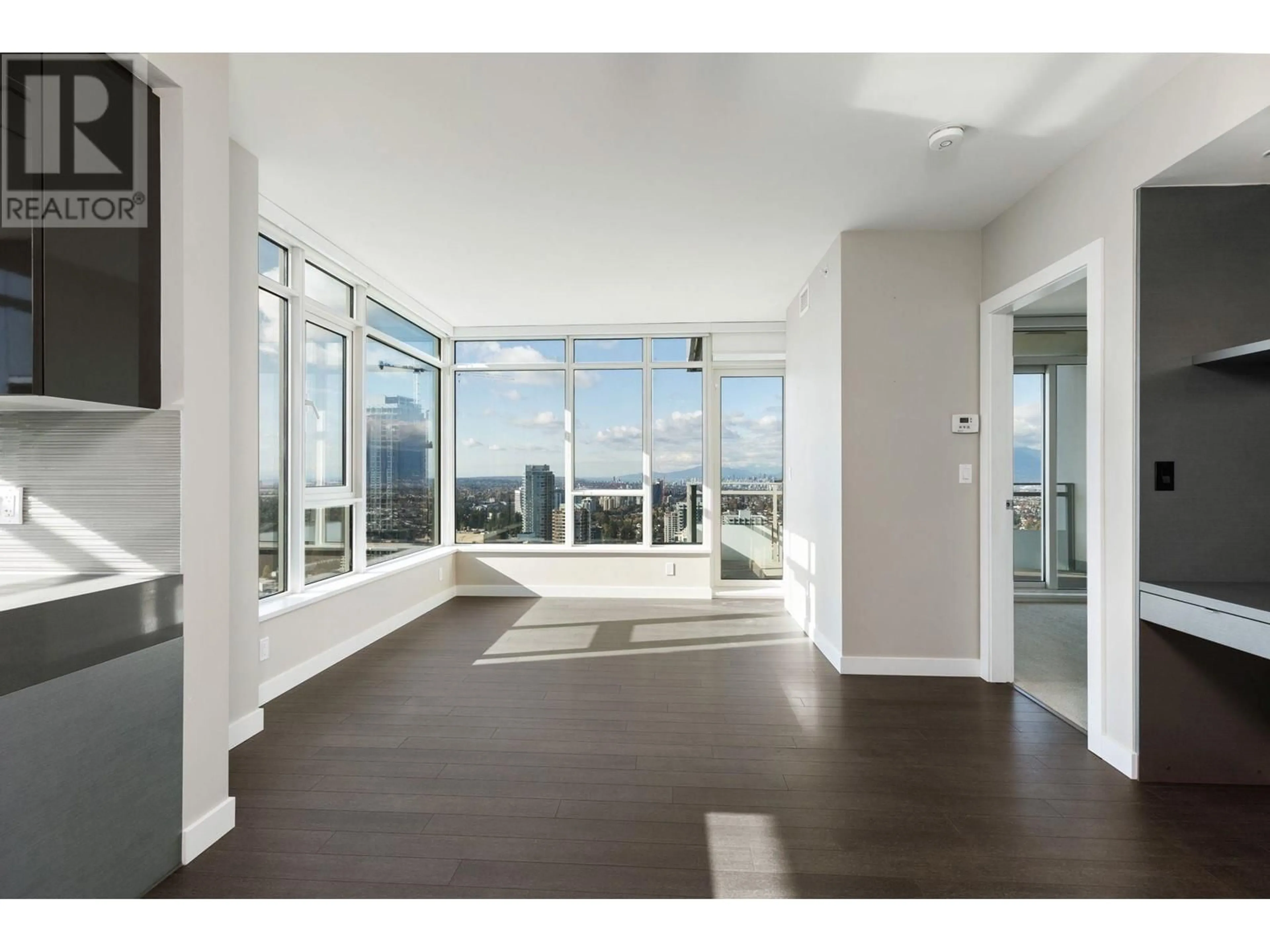 Indoor entryway, wood floors for 3205 4508 HAZEL STREET, Burnaby British Columbia V5H0E4