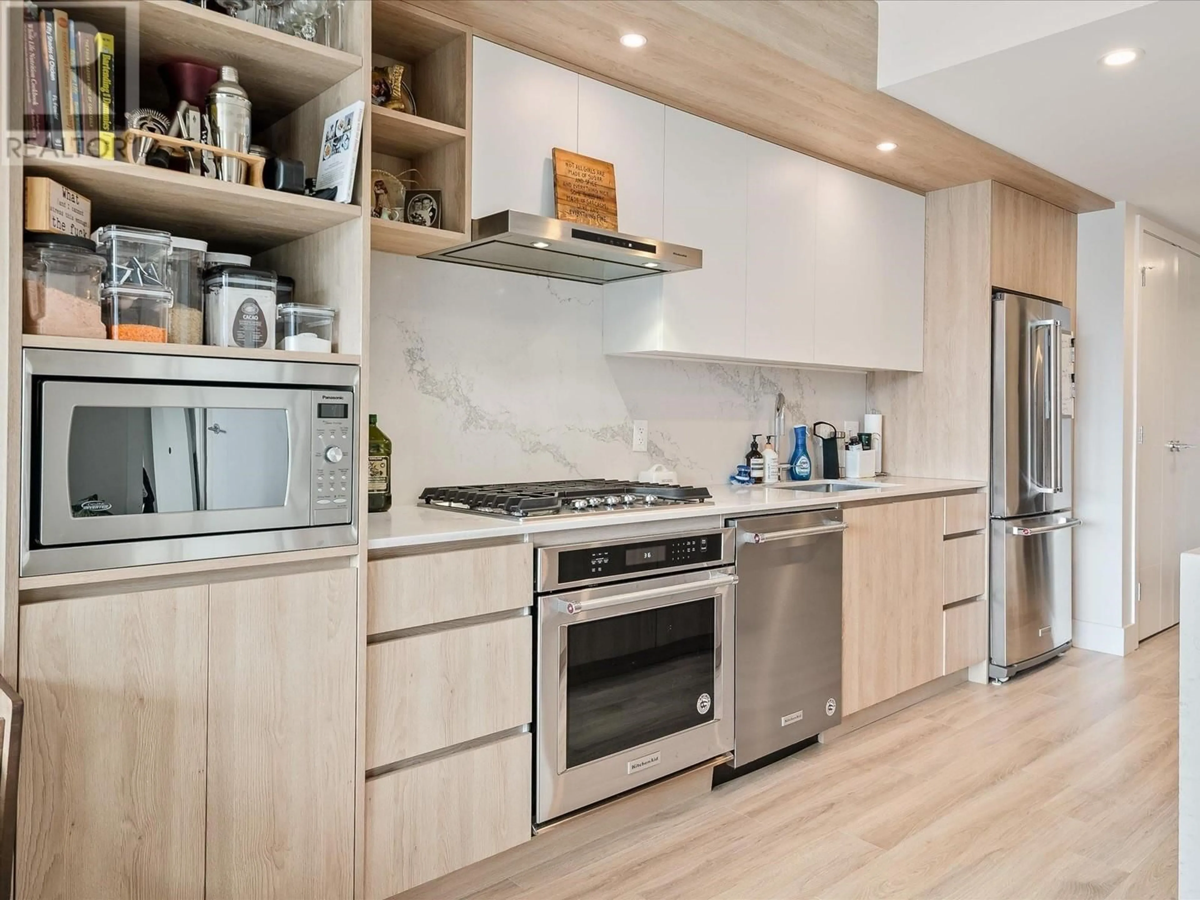 Contemporary kitchen, wood floors for 615 38362 BUCKLEY AVENUE, Squamish British Columbia V8B0J8