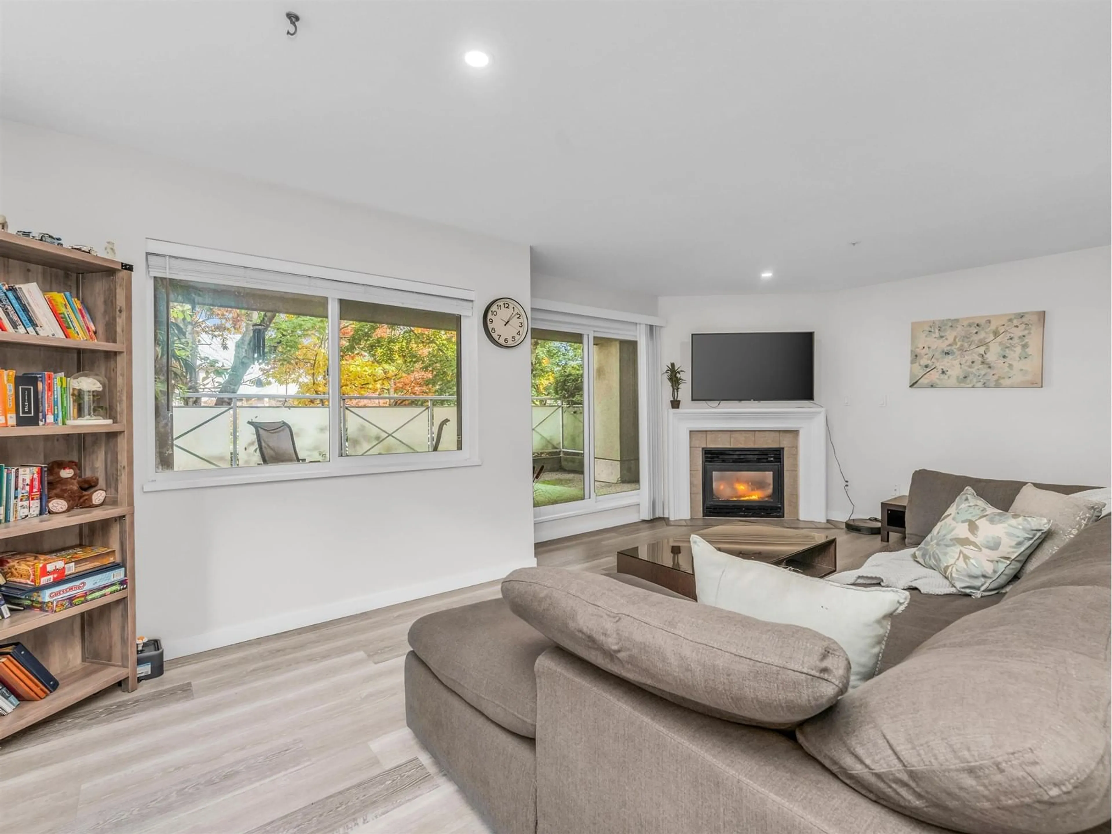 Living room, wood floors for 101 15140 29A AVENUE, Surrey British Columbia V4P3B1