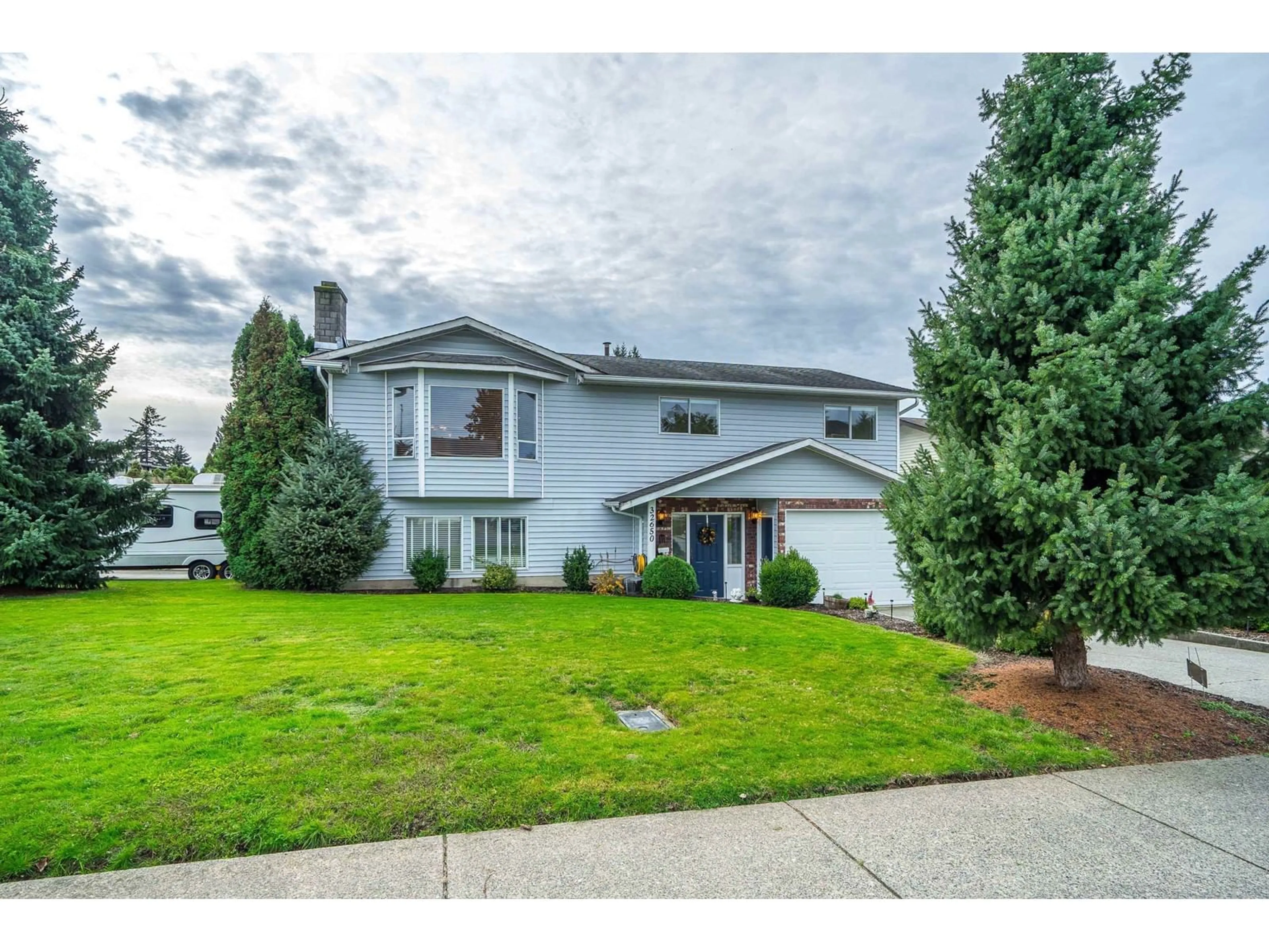 Home with vinyl exterior material, street for 32650 CHEHALIS, Abbotsford British Columbia V2T4Y7
