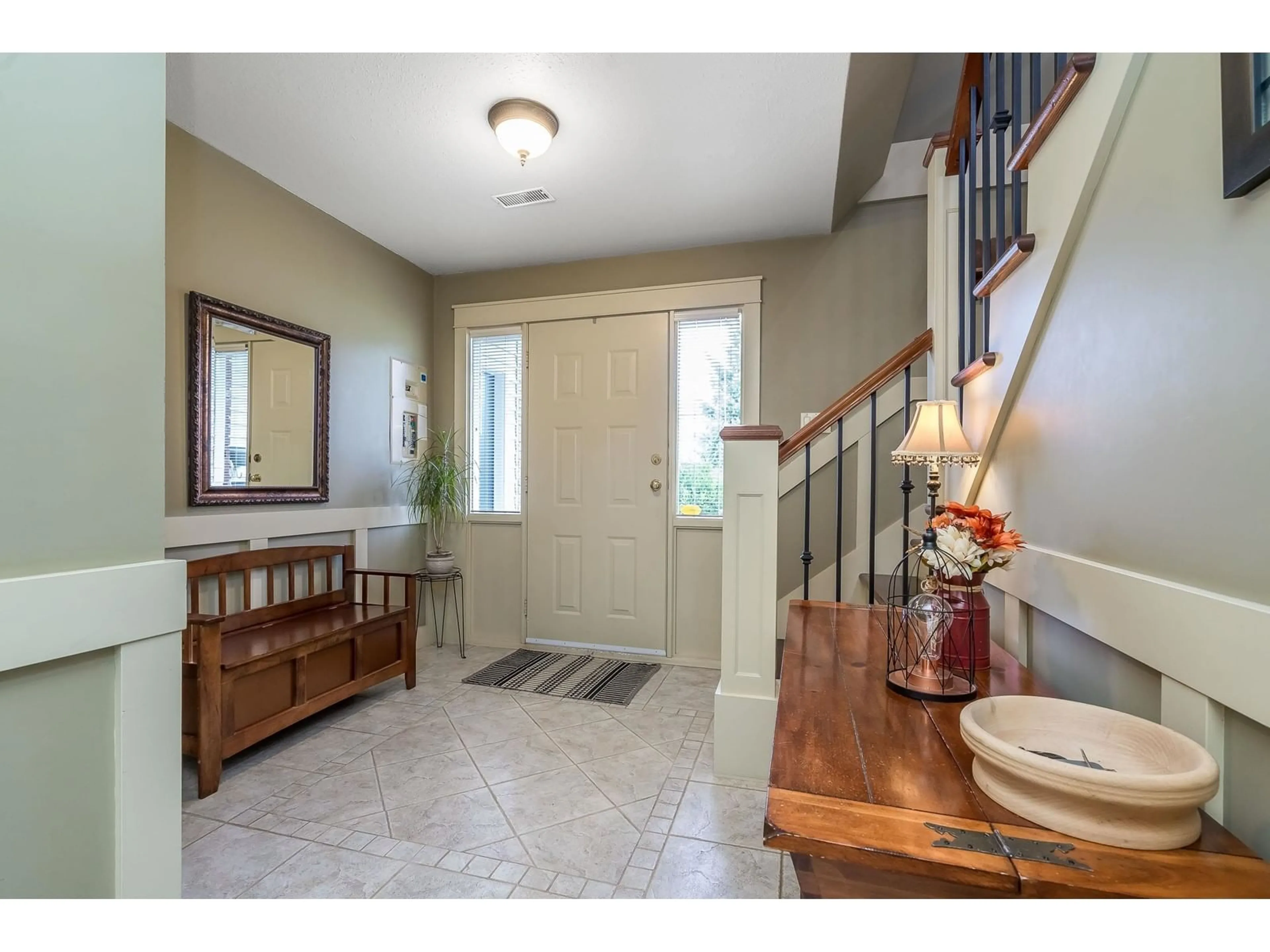 Indoor entryway, wood floors for 32650 CHEHALIS DRIVE, Abbotsford British Columbia V2T4Y7