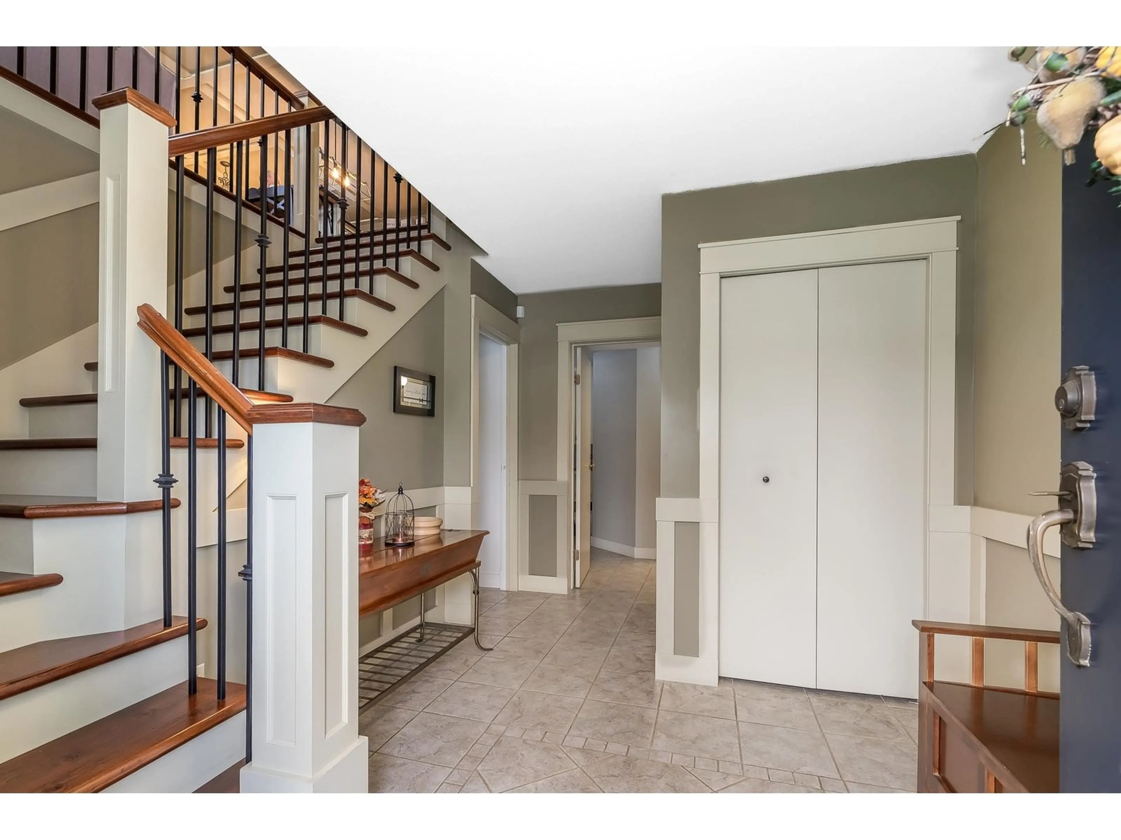 Indoor entryway, cement floor for 32650 CHEHALIS DRIVE, Abbotsford British Columbia V2T4Y7