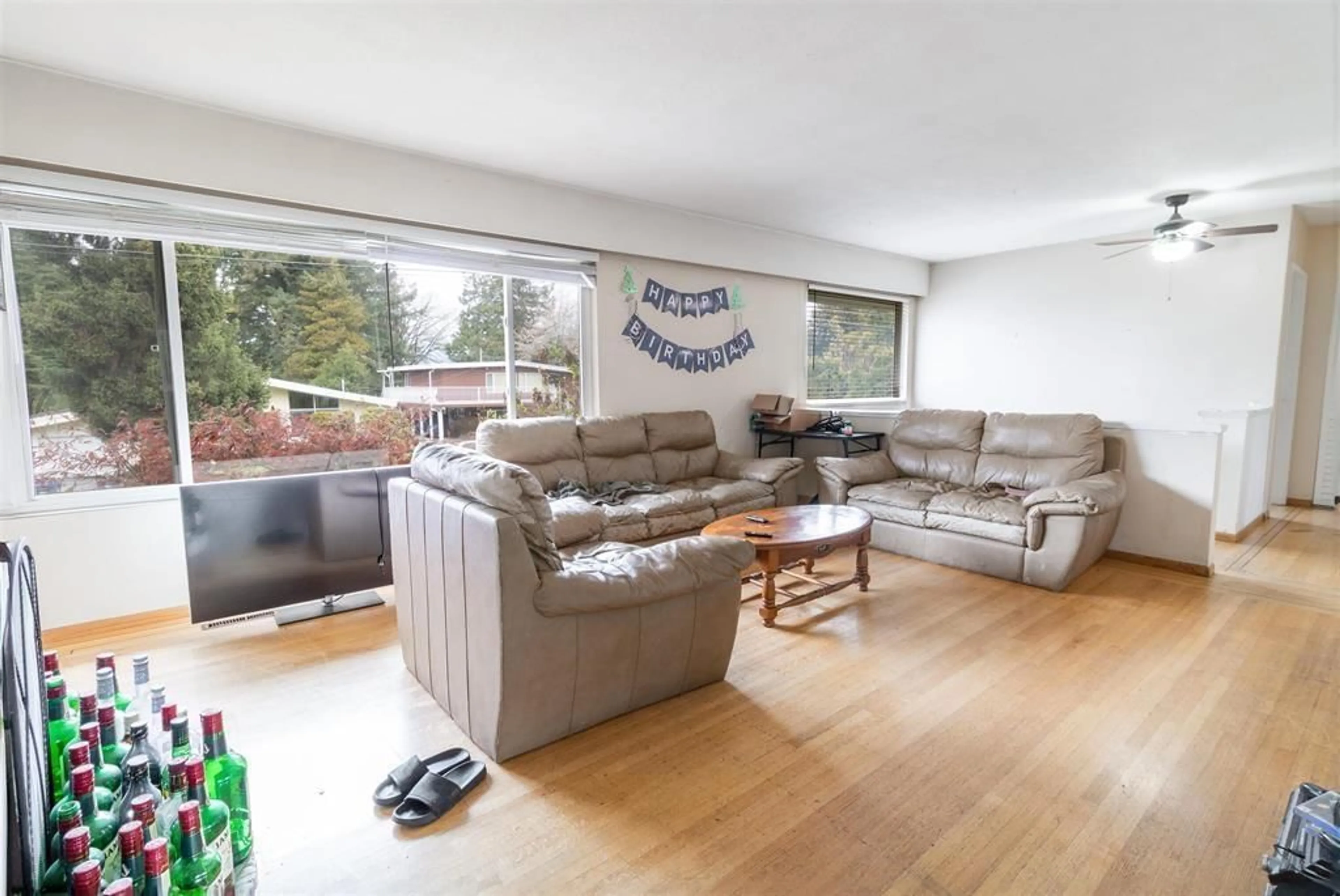 Living room, wood floors for 11524 97A AVENUE, Surrey British Columbia V3V2G2