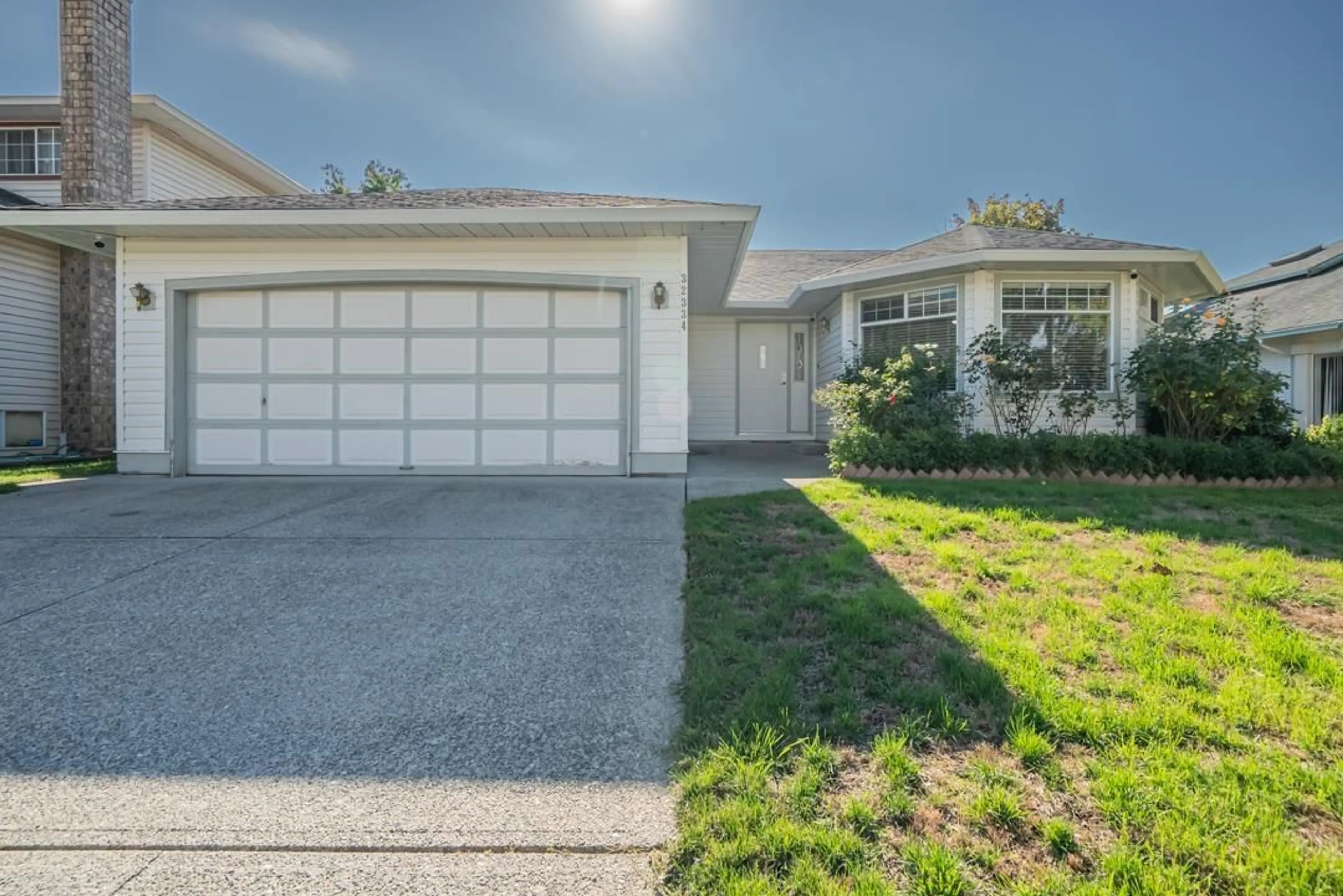 Frontside or backside of a home, the street view for 32334 SLOCAN DRIVE, Abbotsford British Columbia V2T5C9