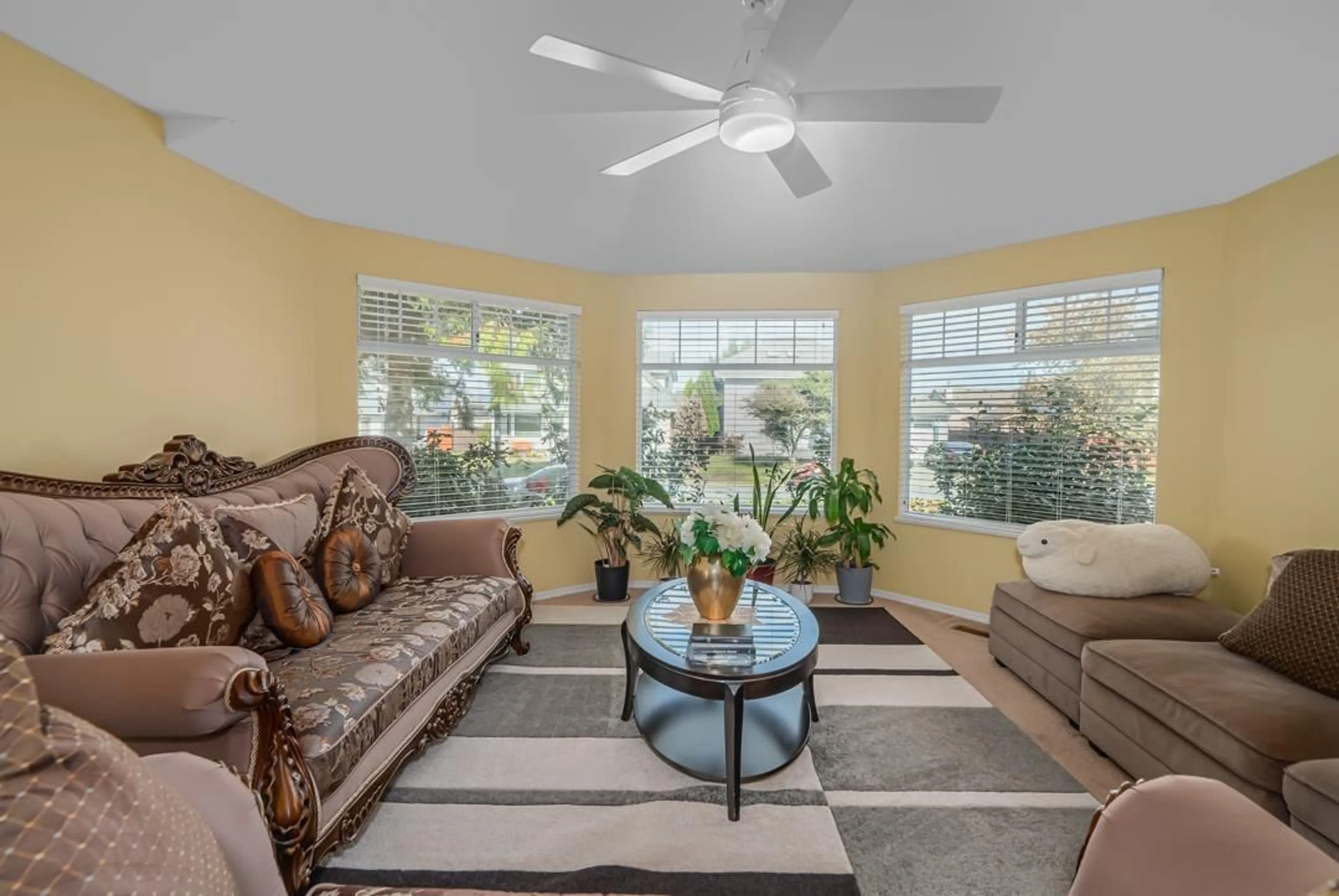 Living room, carpet floors for 32334 SLOCAN DRIVE, Abbotsford British Columbia V2T5C9