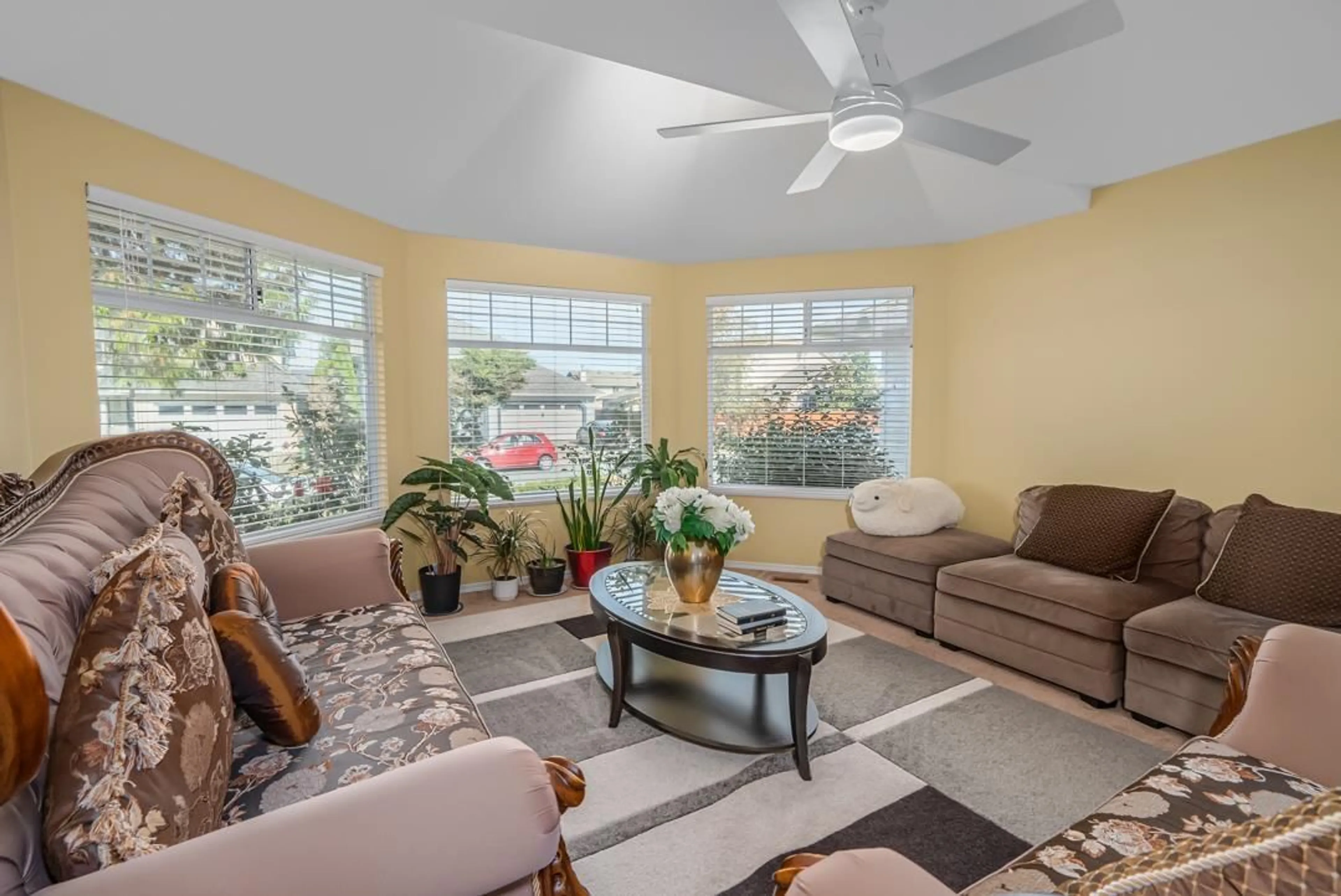 Living room, carpet floors for 32334 SLOCAN DRIVE, Abbotsford British Columbia V2T5C9