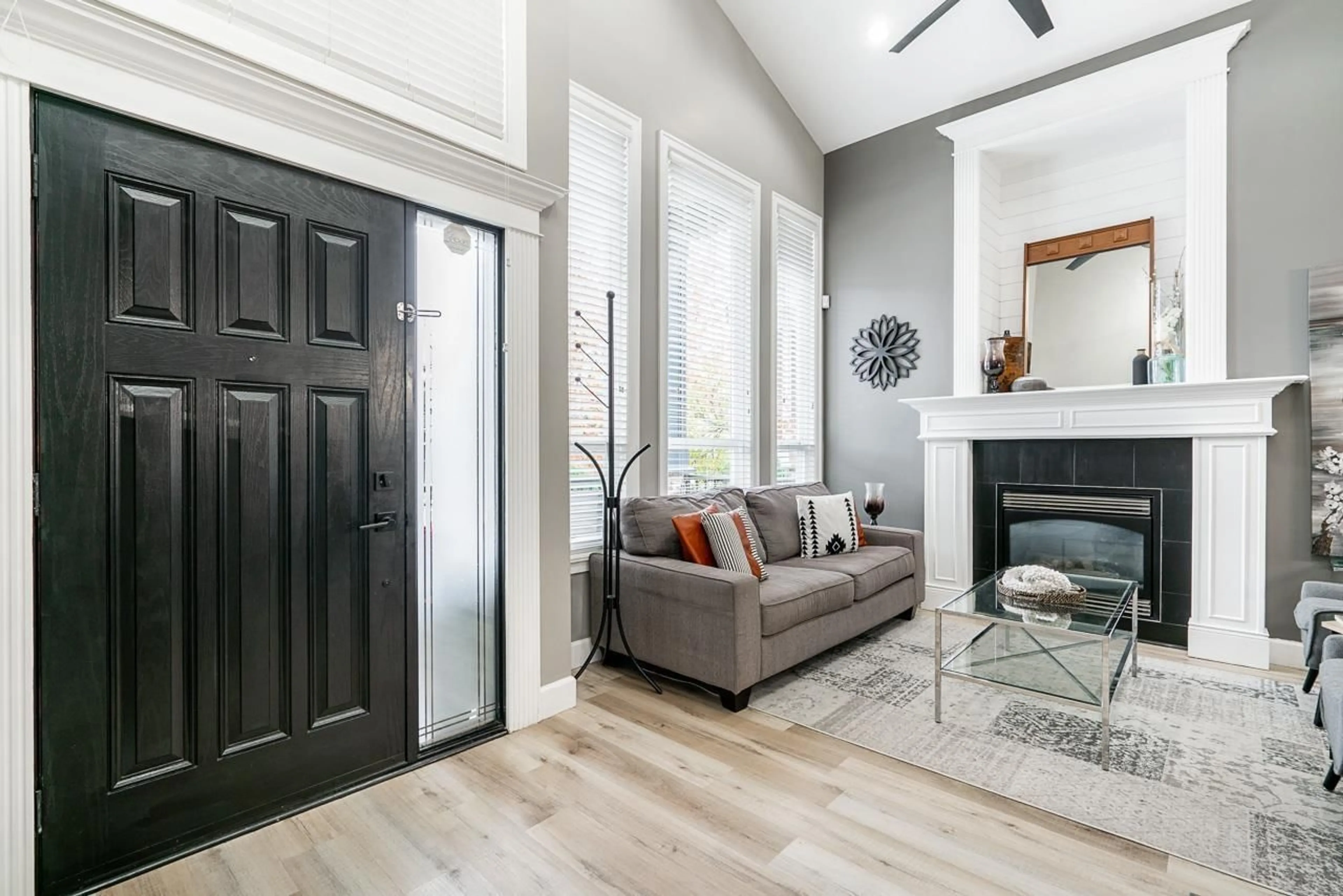 Indoor entryway, wood floors for 7077 149A STREET, Surrey British Columbia V3S1K2