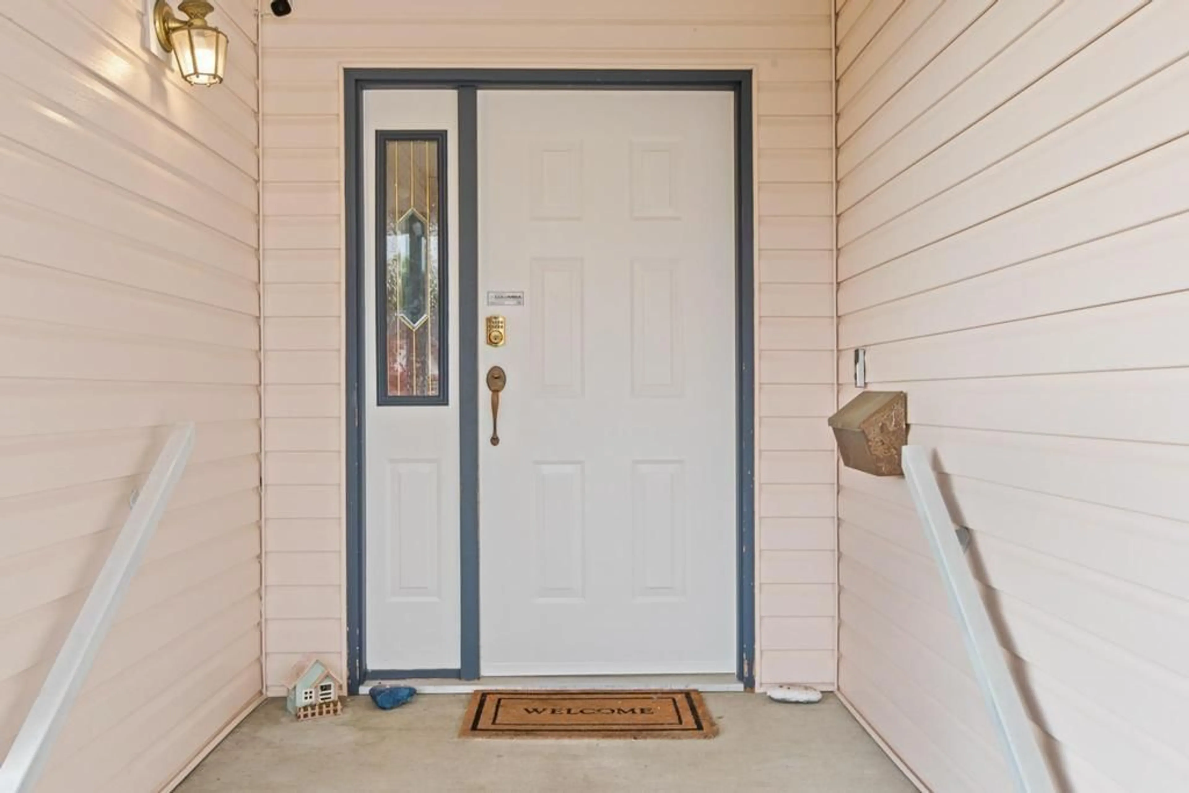 Indoor entryway, wood floors for 8273 BOWYER DRIVE, Mission British Columbia V2V6V9