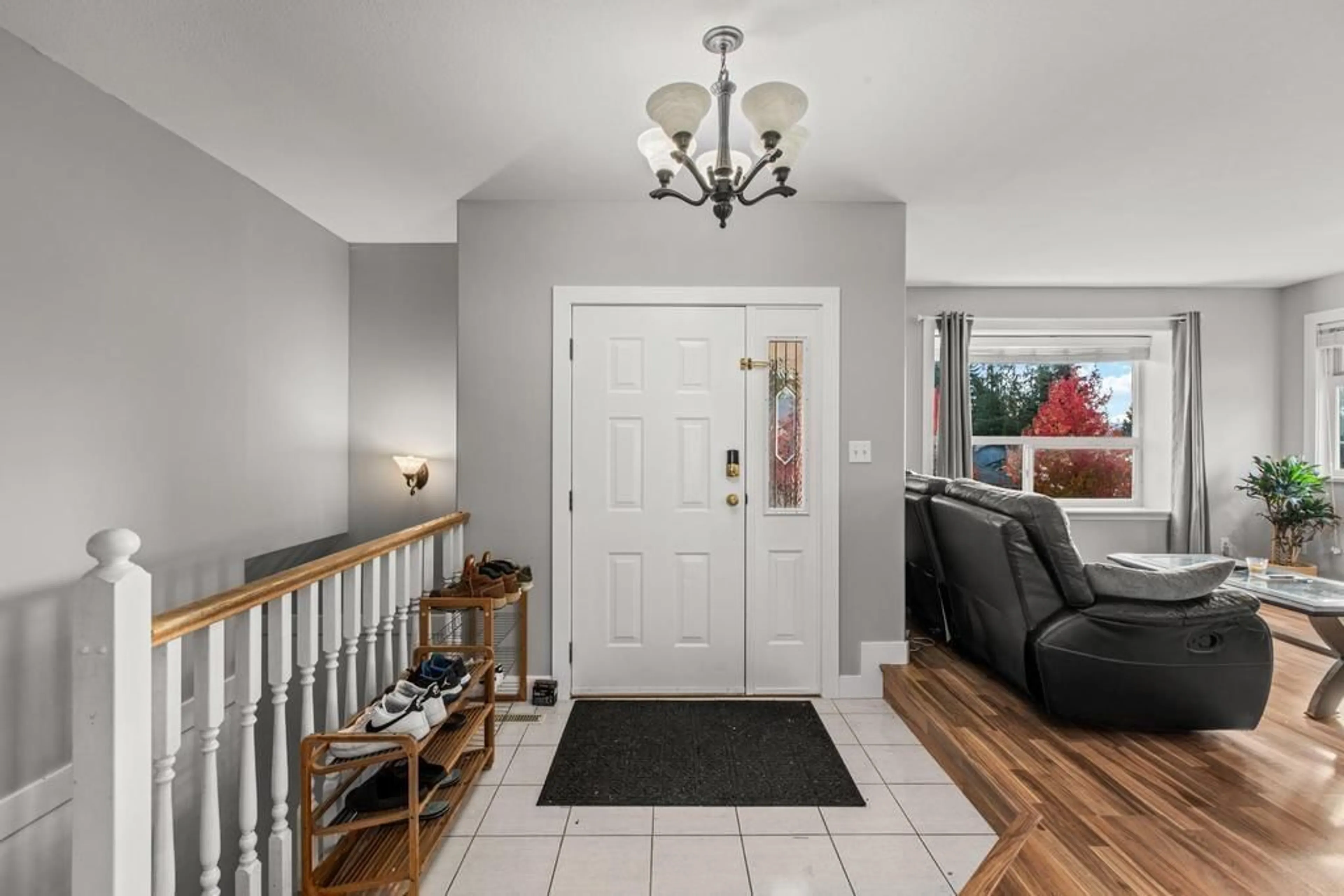 Indoor entryway, wood floors for 8273 BOWYER DRIVE, Mission British Columbia V2V6V9