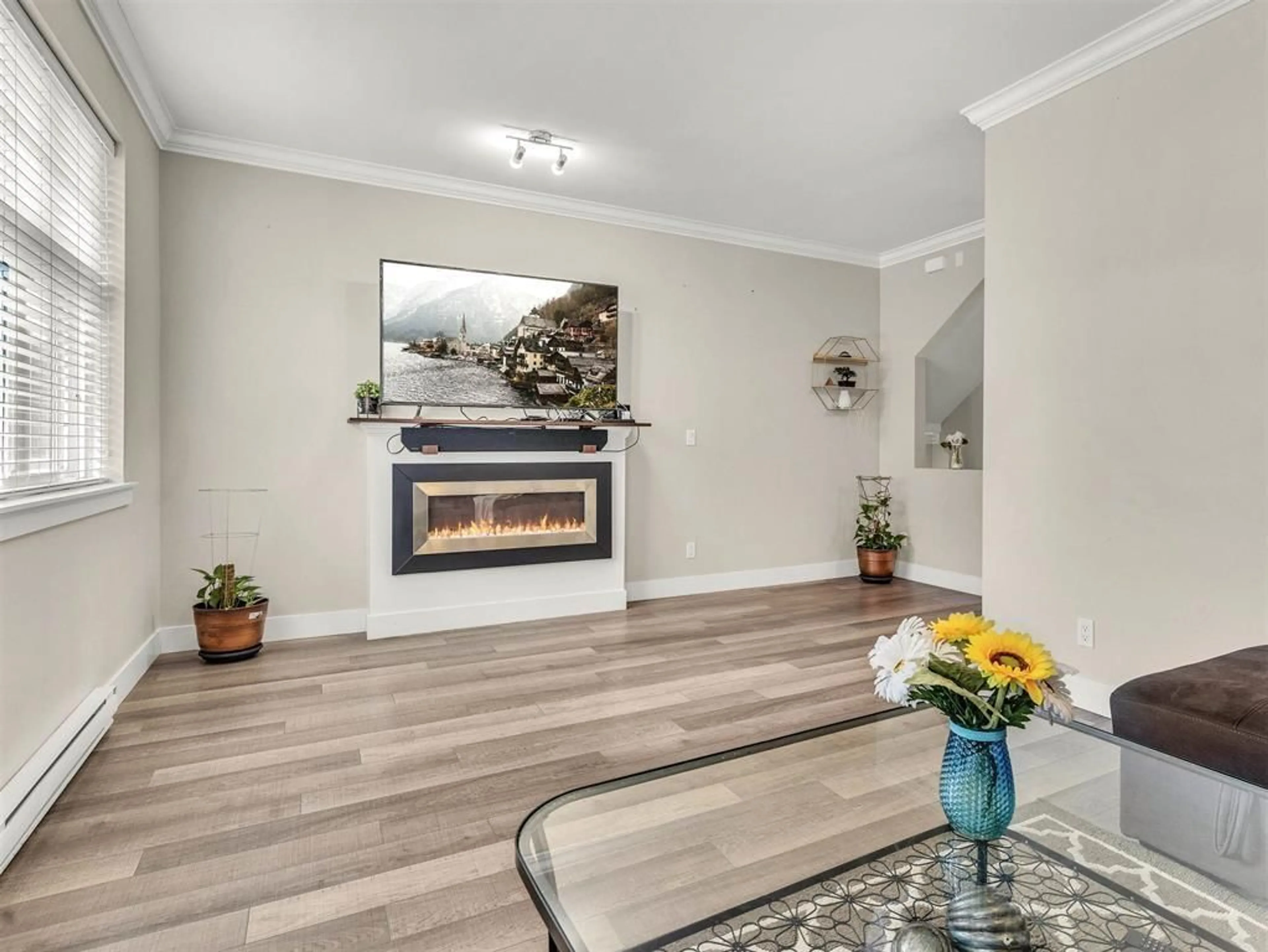 Living room, wood floors for 62 6350 142 STREET, Surrey British Columbia V3S9L6