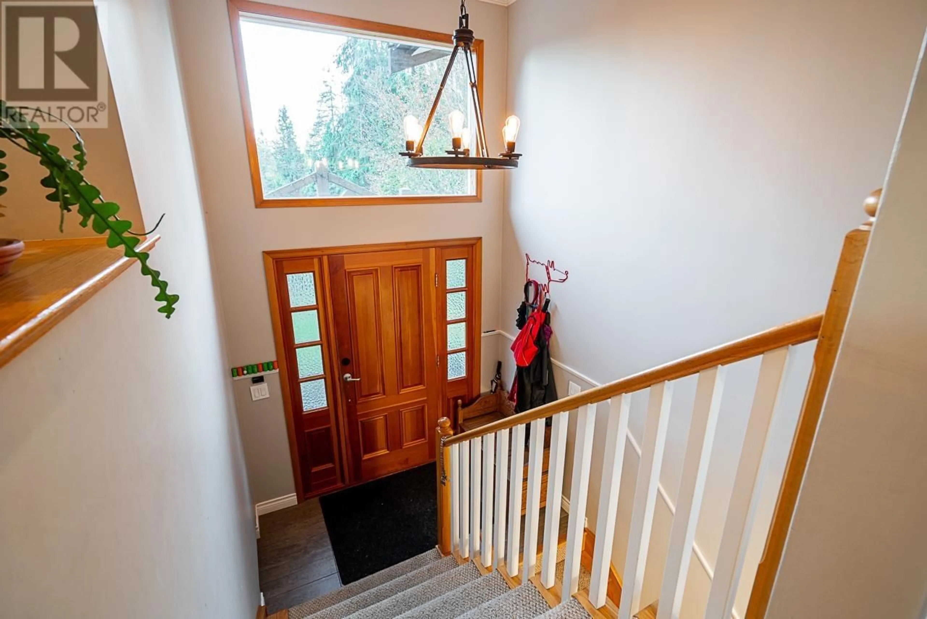 Indoor foyer, wood floors for 1358 E 14TH STREET, North Vancouver British Columbia V7J1K4