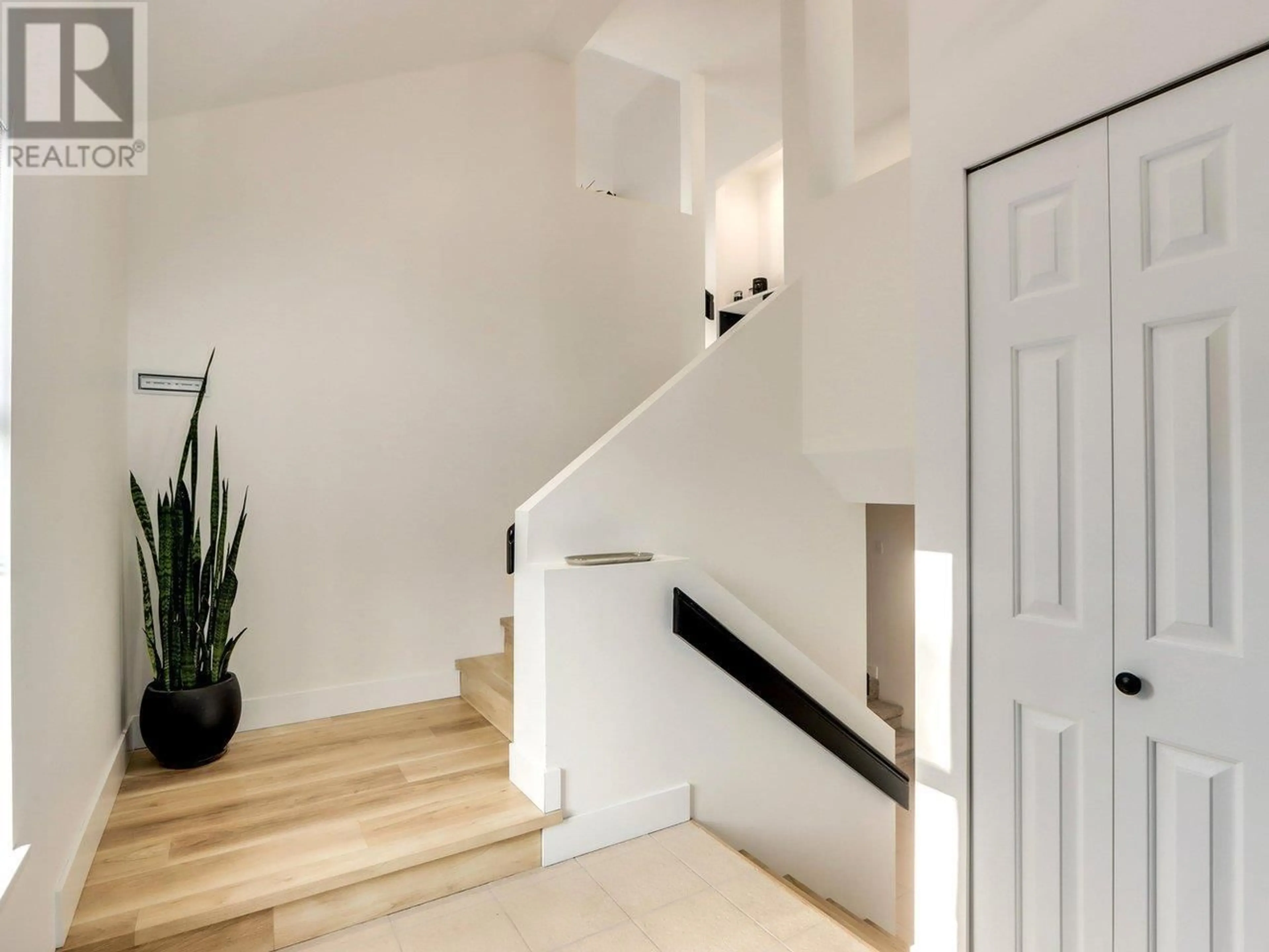 Indoor entryway, wood floors for 1 1900 INDIAN RIVER CRESCENT, North Vancouver British Columbia V7G2R1