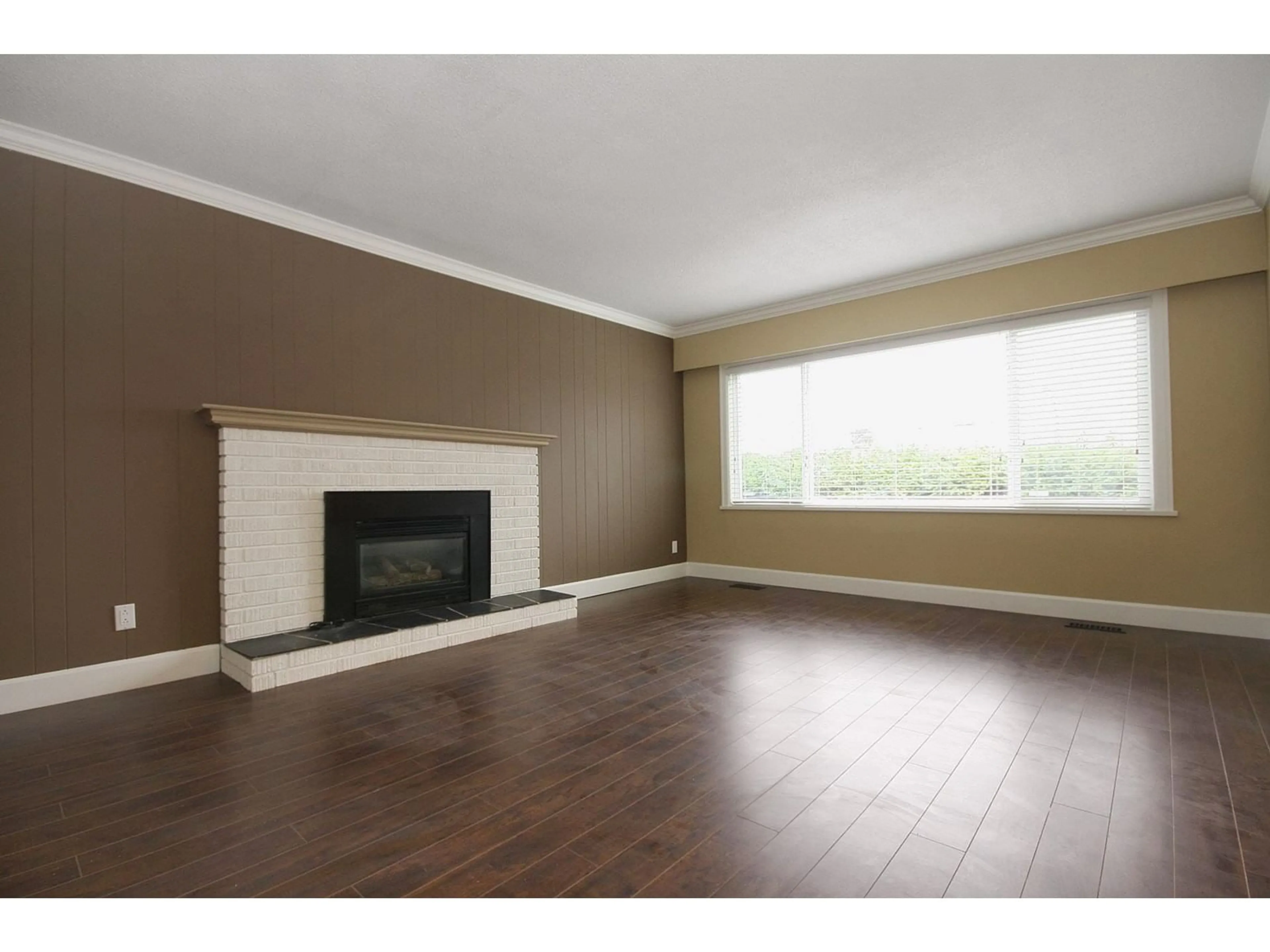 A pic of a room, wood floors for 20100 50 AVENUE, Langley British Columbia V3A3S7