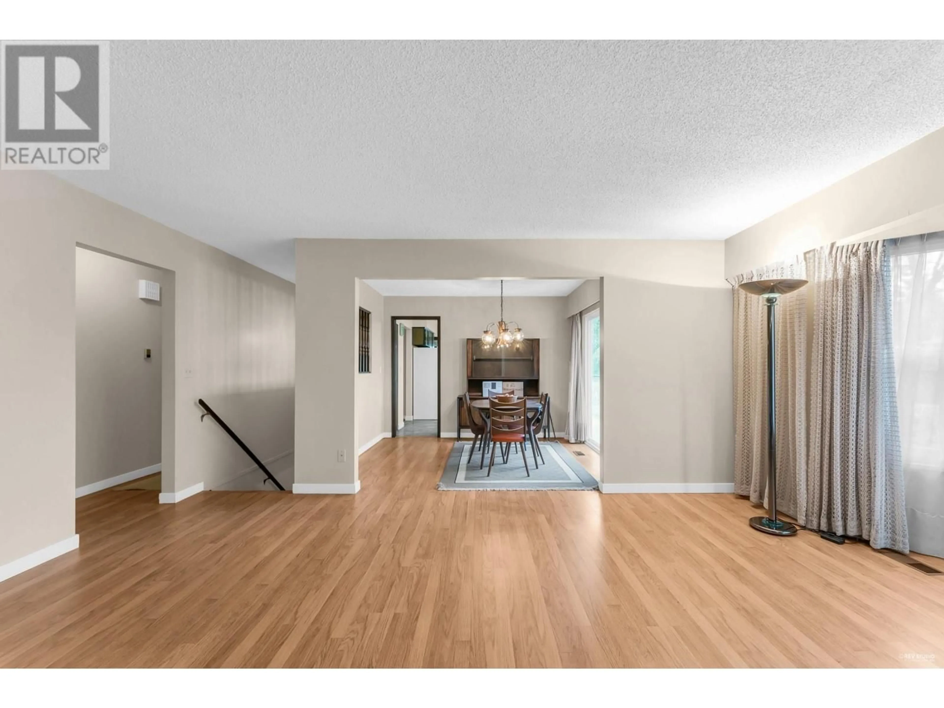 Indoor entryway, wood floors for 3664 LYNNDALE CRESCENT, Burnaby British Columbia V5A3S8