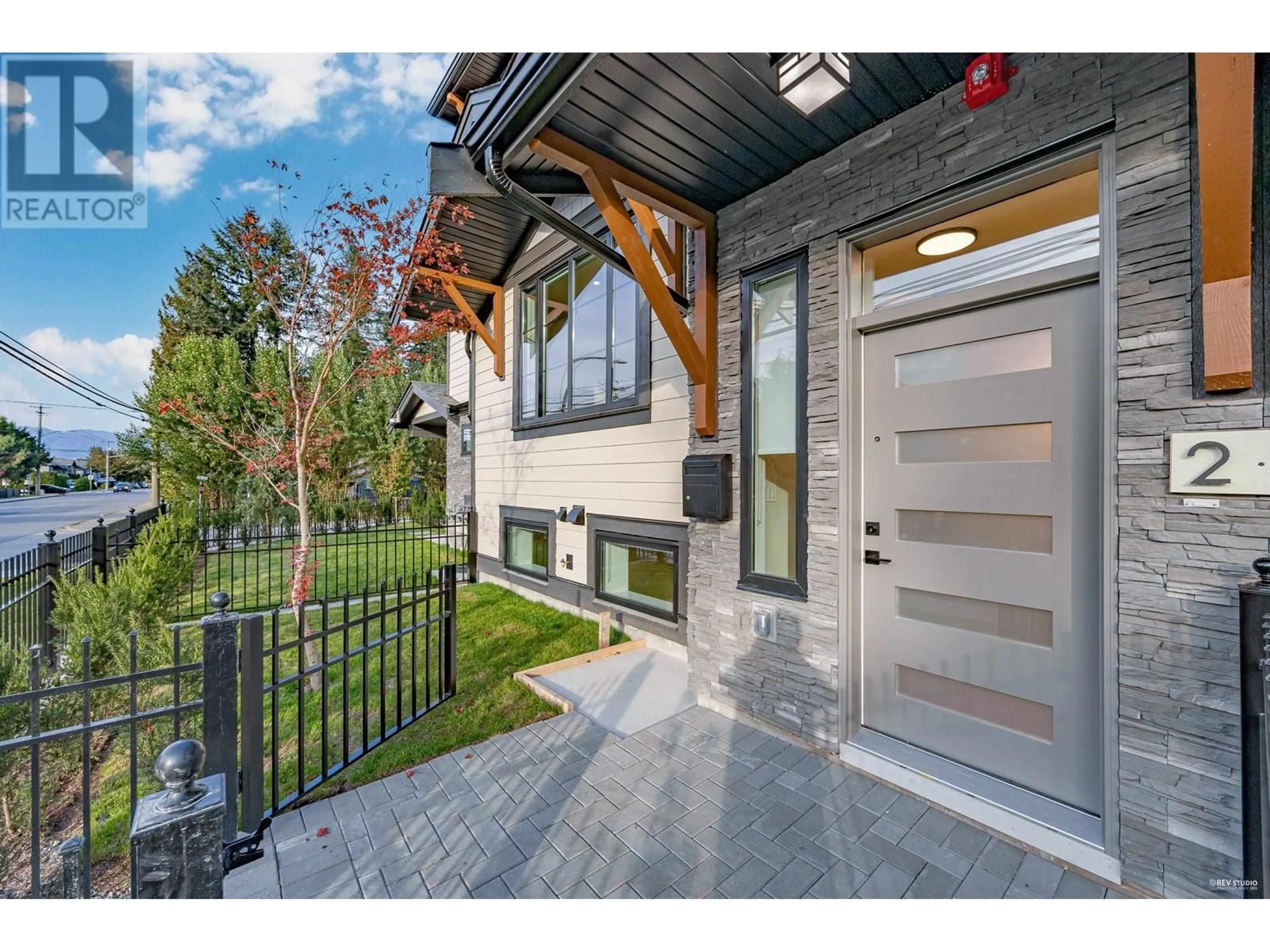 Indoor entryway, wood floors for 2 11384 207TH STREET, Maple Ridge British Columbia V2X1W6