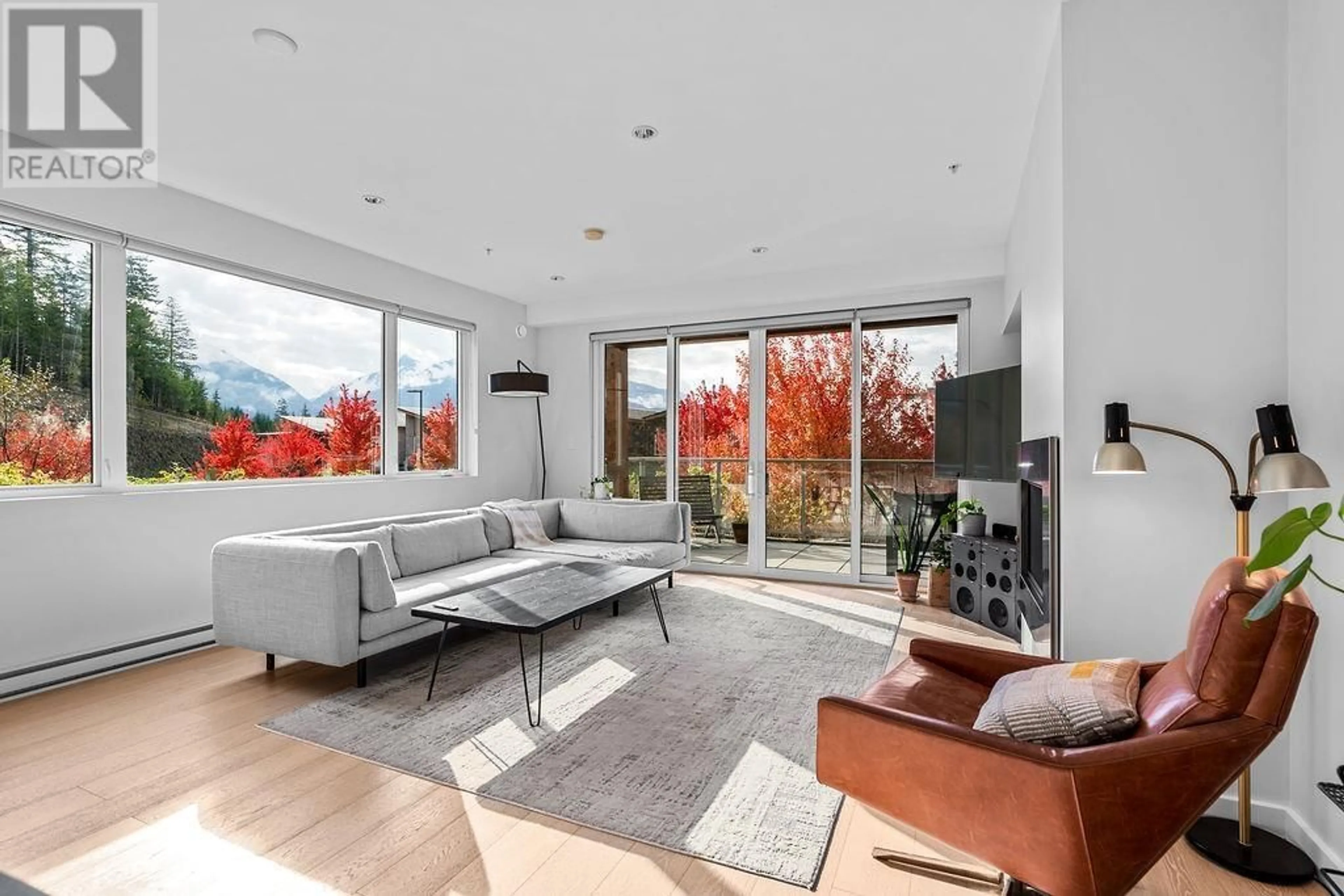 Living room, wood floors for 102 41328 SKYRIDGE PLACE, Squamish British Columbia V8B1A4