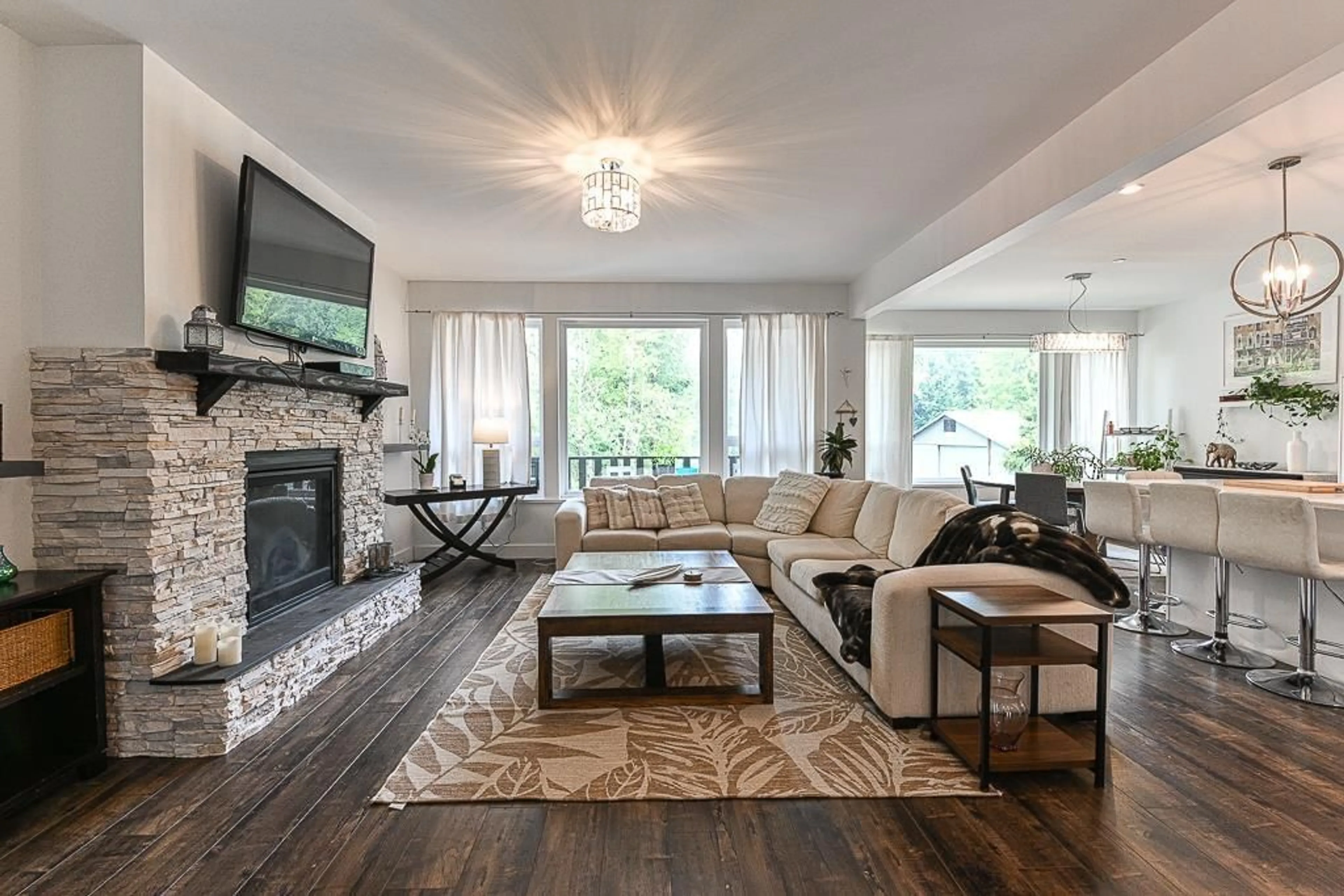 Living room, wood floors for 33293 DEWDNEY TRUNK ROAD, Mission British Columbia V2V6X7