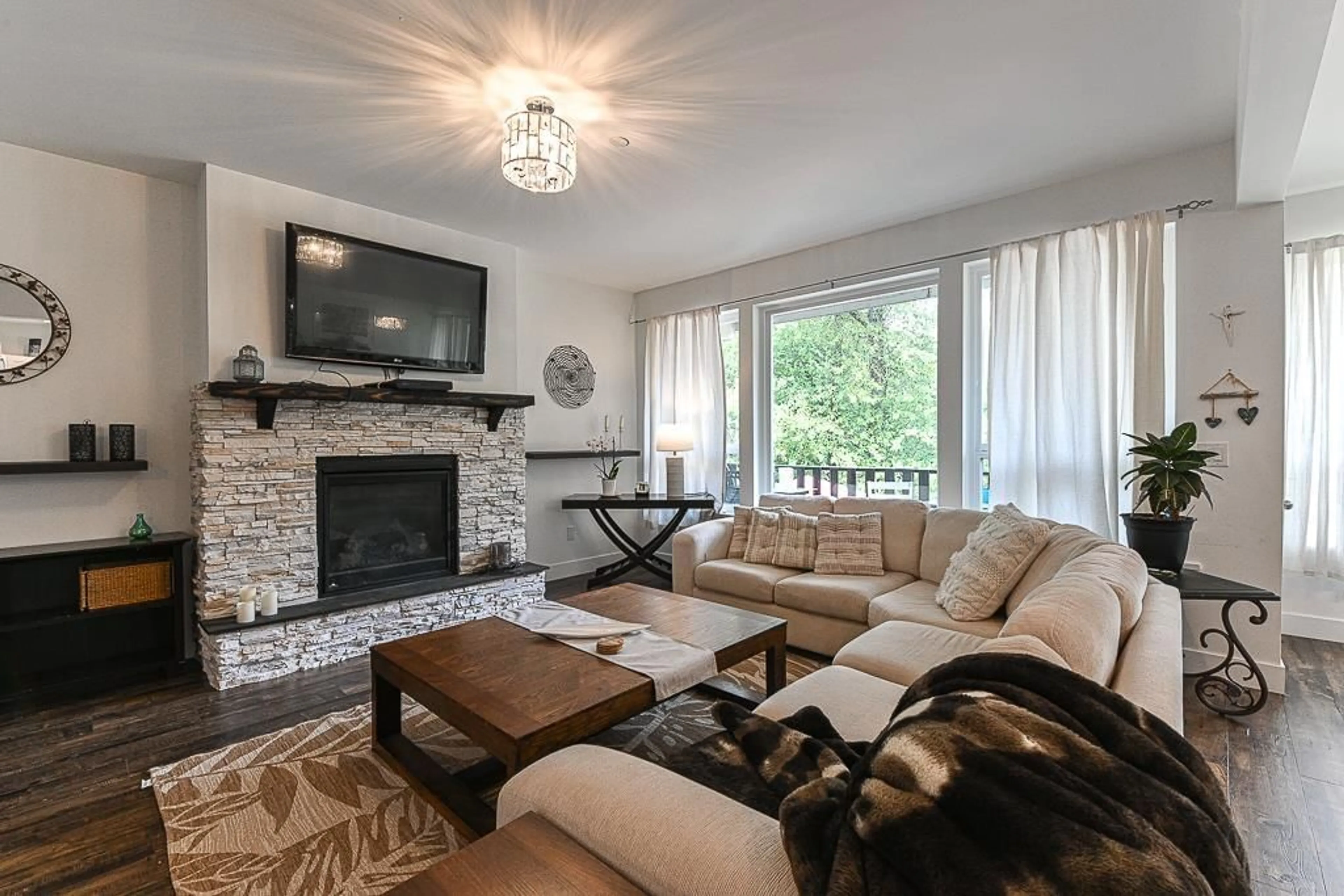 Living room, wood floors for 33293 DEWDNEY TRUNK ROAD, Mission British Columbia V2V6X7