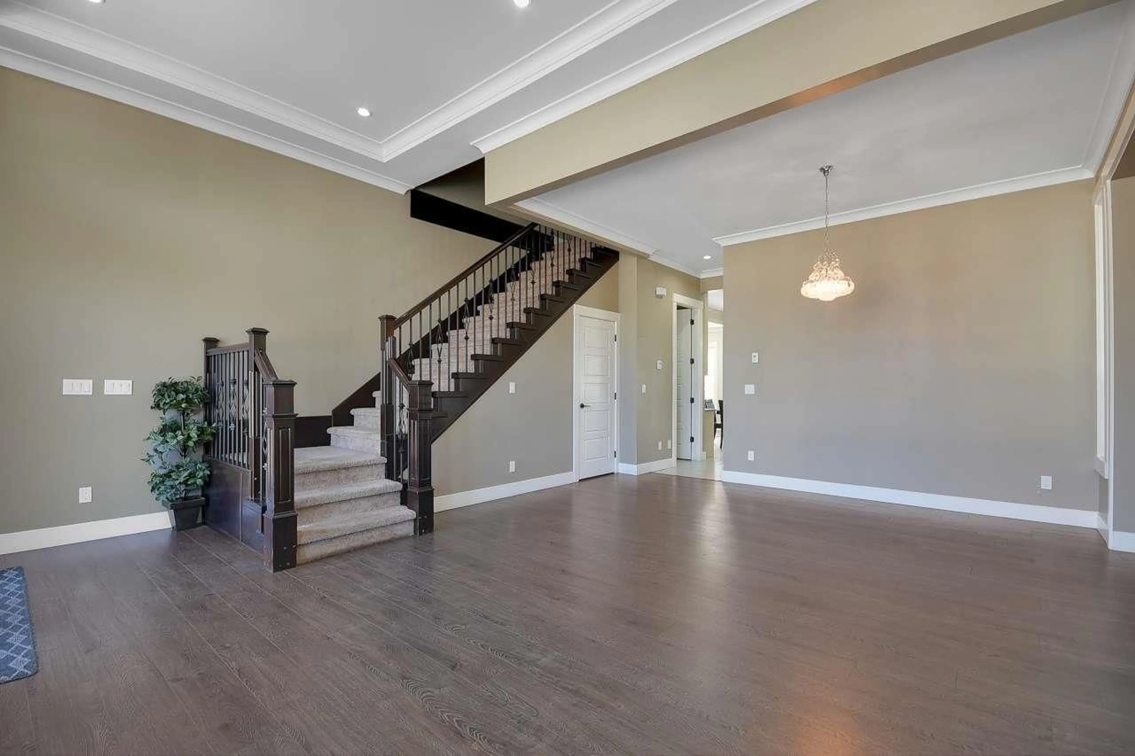 Indoor foyer, wood floors for 5945 130A STREET, Surrey British Columbia V3X0G5