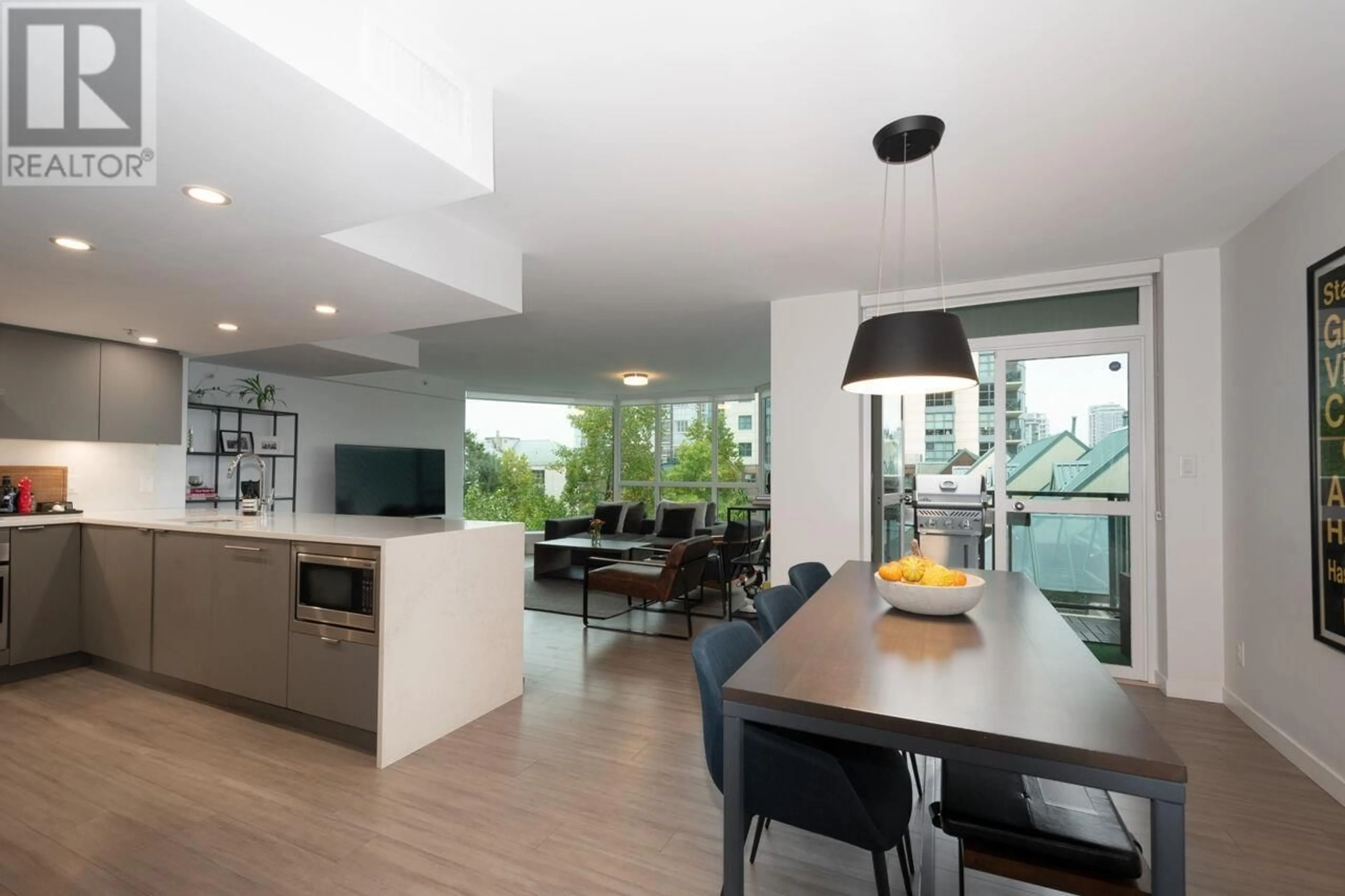 Open concept kitchen for 604 1128 QUEBEC STREET, Vancouver British Columbia V6A4E1