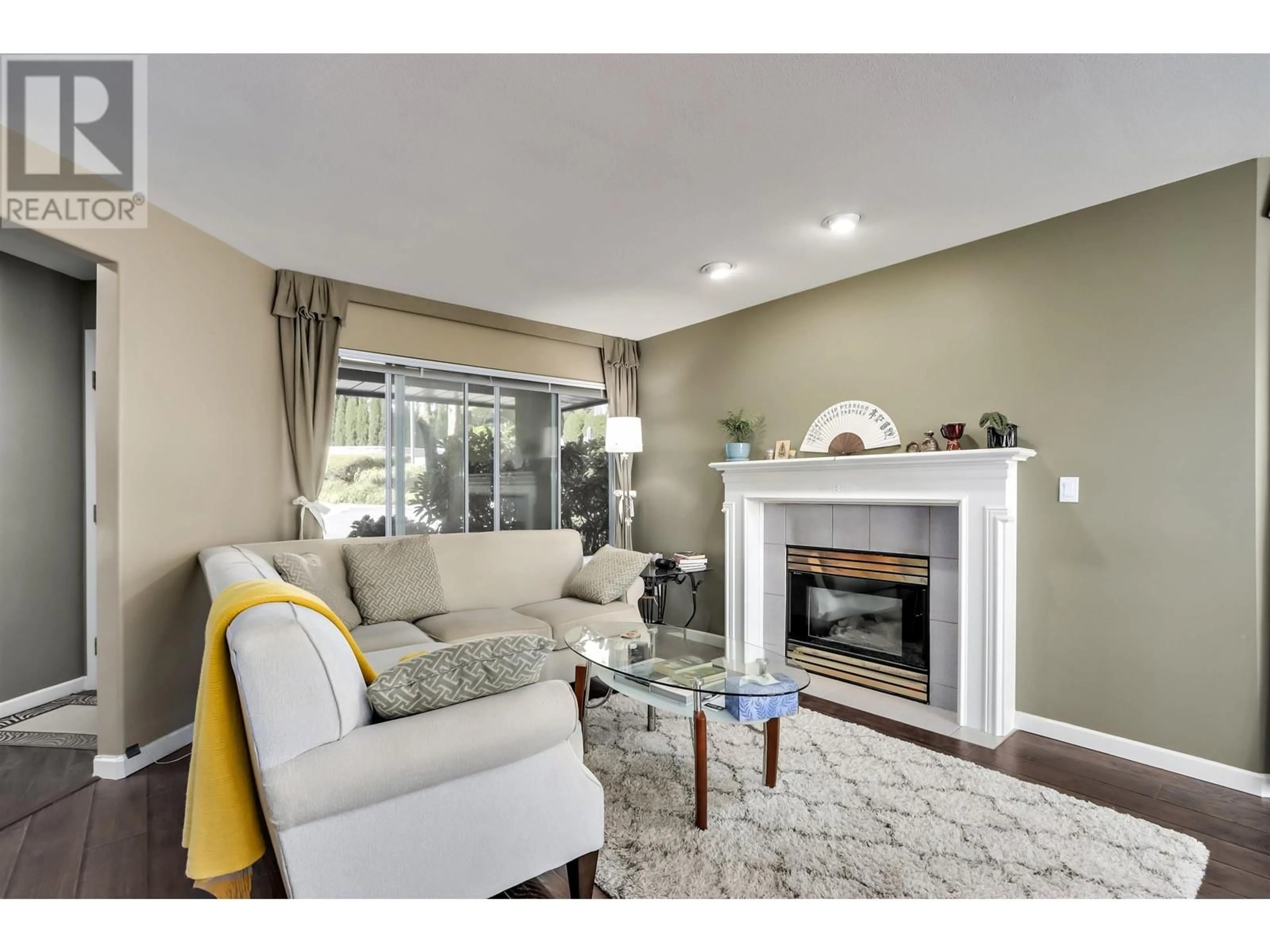 Living room, carpet floors for 64 2990 PANORAMA DRIVE, Coquitlam British Columbia V3E2W5