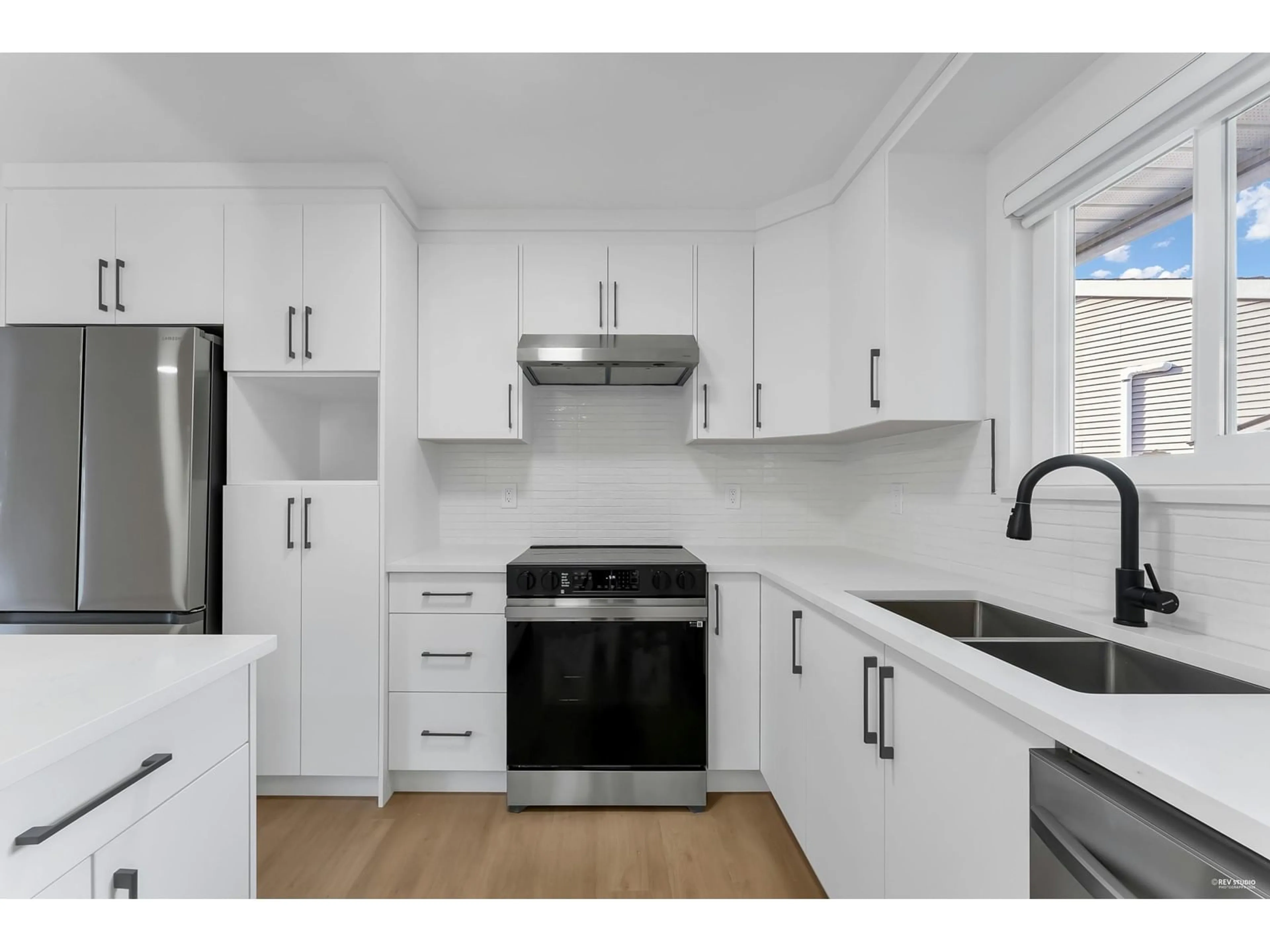 Standard kitchen, wood floors, cottage for 5001 205A STREET, Langley British Columbia V3A6B4