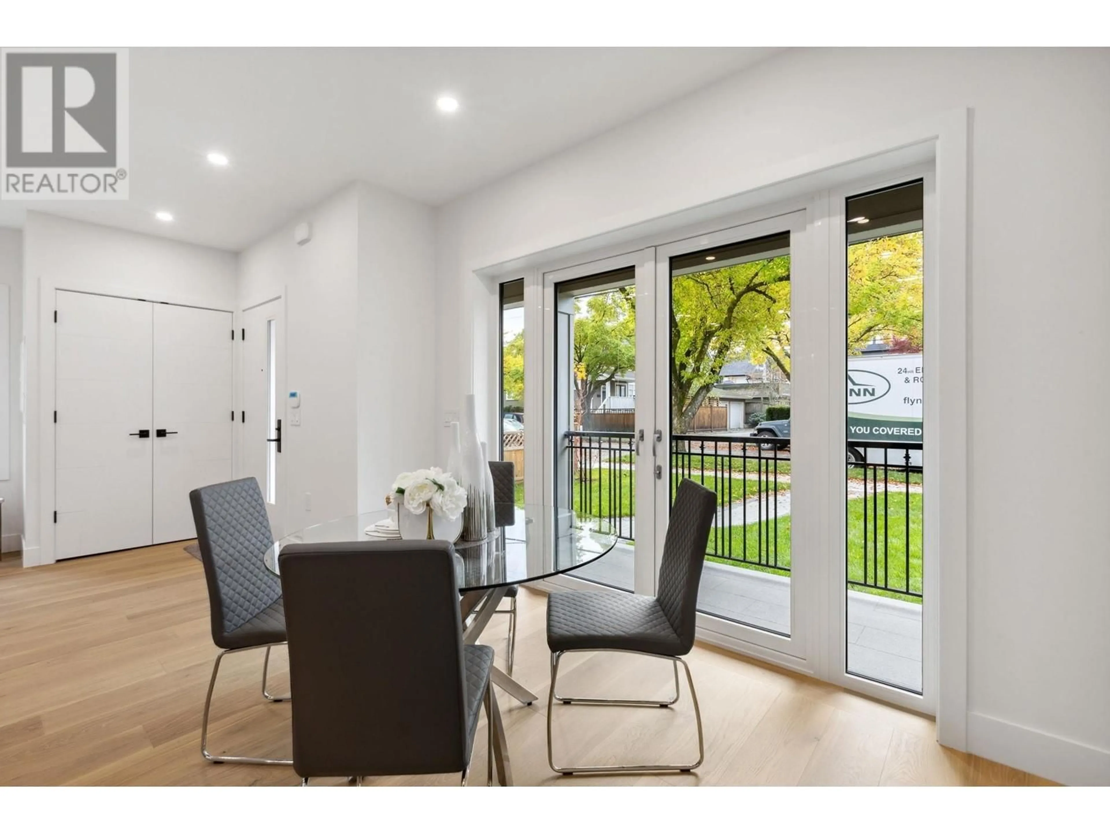 Indoor entryway, wood floors for 2721 W 7TH AVENUE, Vancouver British Columbia V6K1Z3