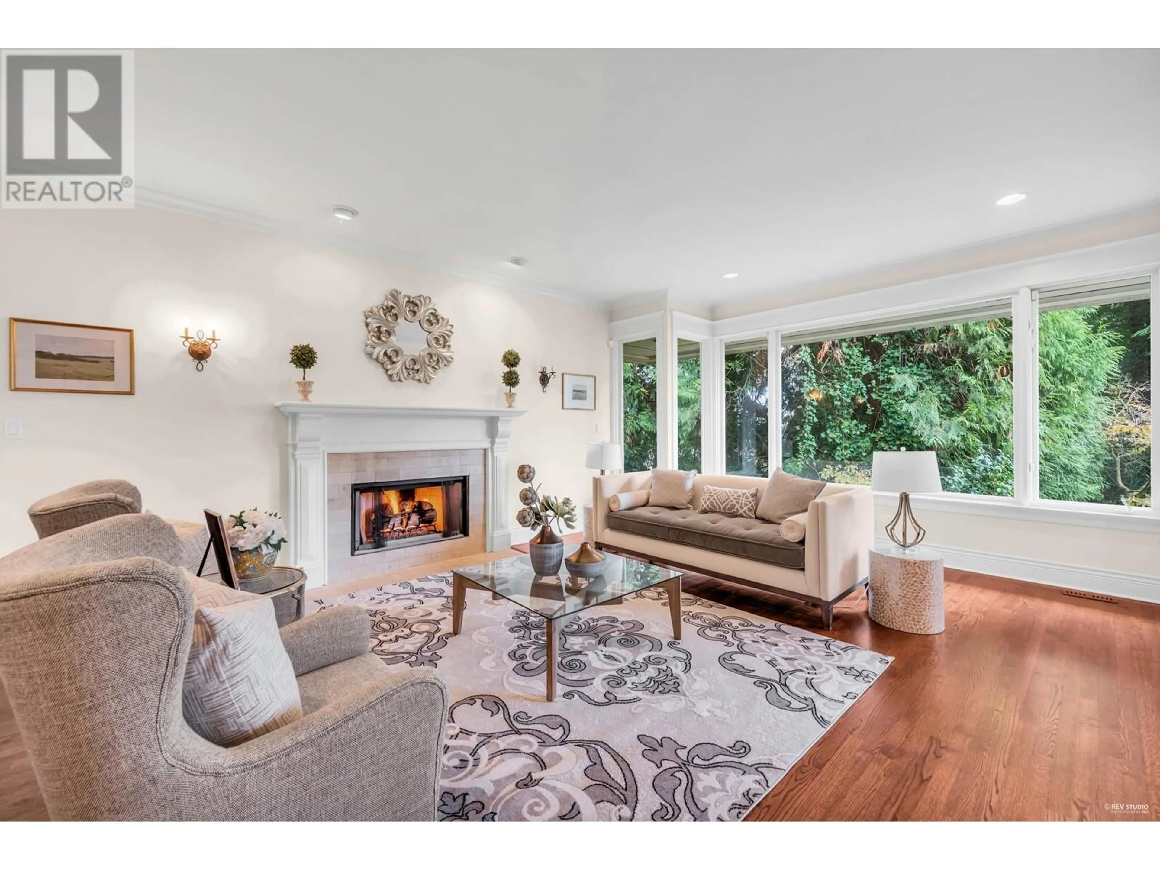 Living room, wood floors for 1340 PALMERSTON AVENUE, West Vancouver British Columbia V7T2H7