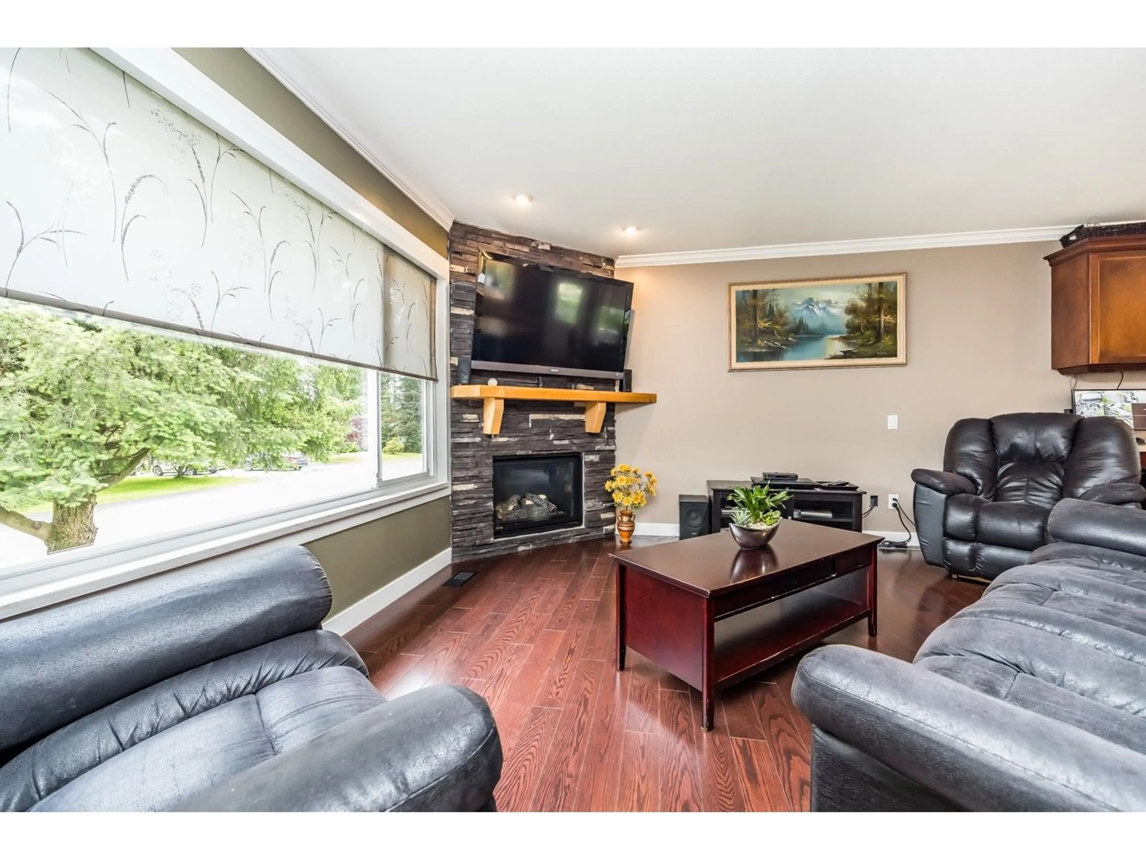 Living room with furniture, wood/laminate floor for 27179 28A, Langley British Columbia V4W3A4