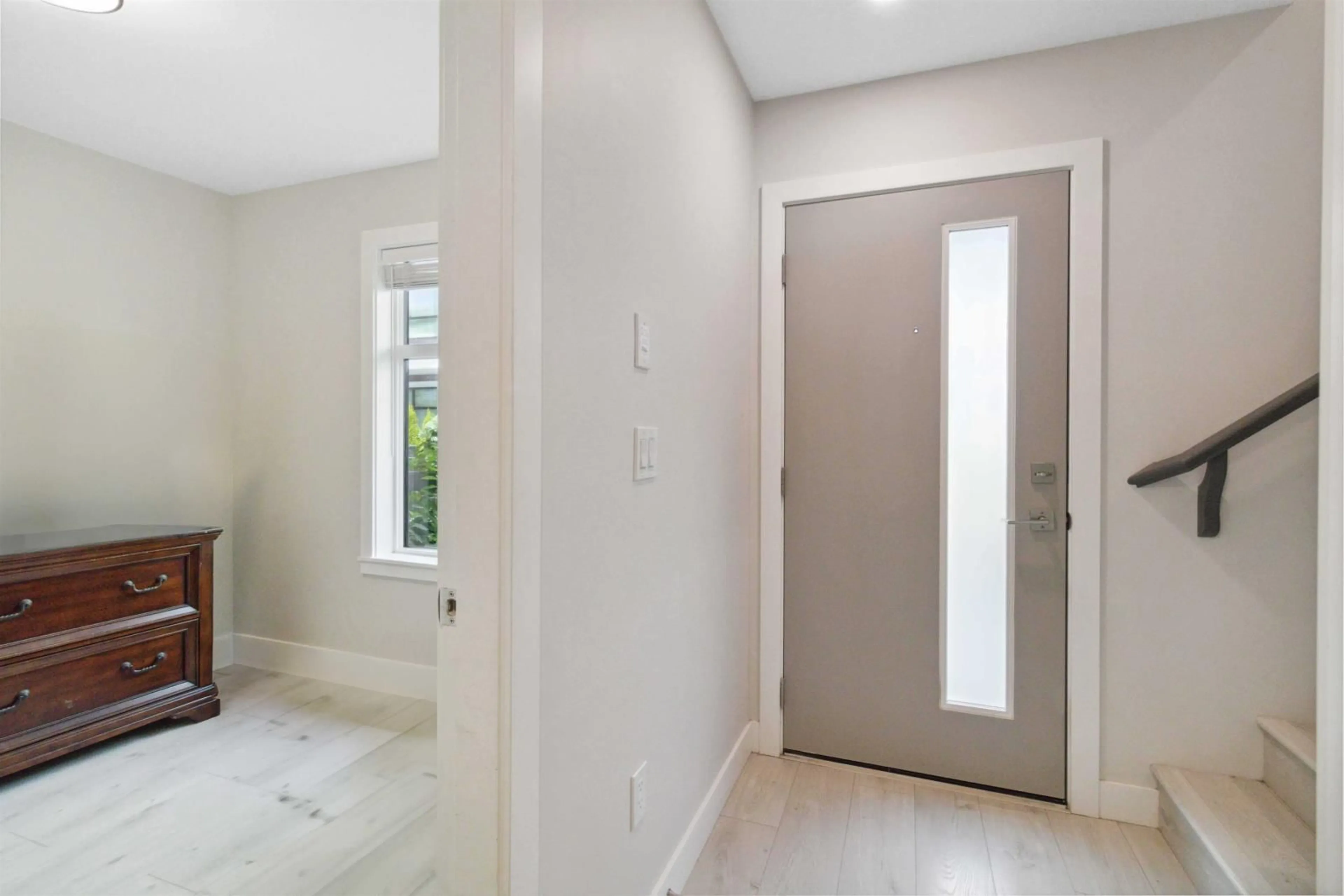 Indoor entryway, wood floors for 200 46150 THOMAS ROAD, Chilliwack British Columbia V2R6B3