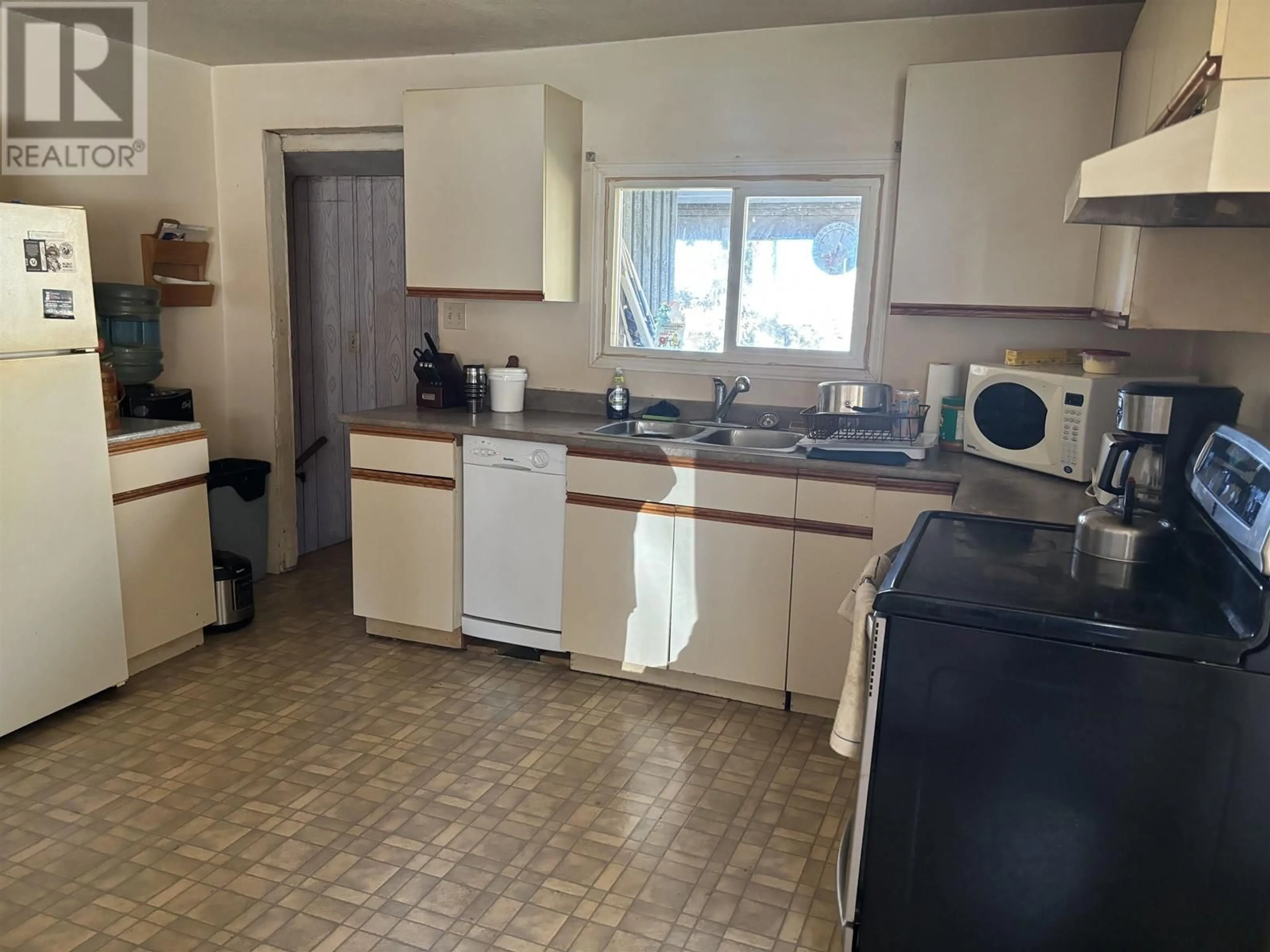 Standard kitchen, unknown for 406 RICHARD STREET, Williams Lake British Columbia V2G3L7