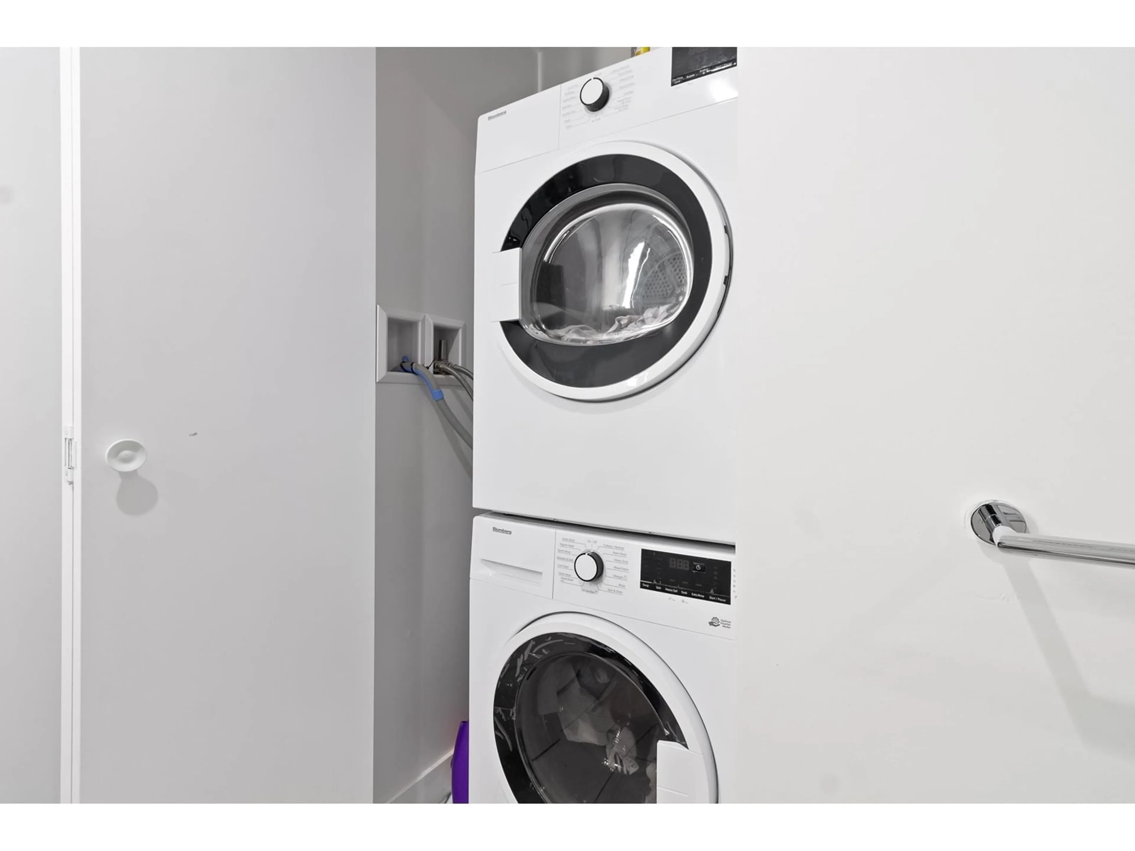 Washer and dryer for 1112 13615 FRASER HIGHWAY, Surrey British Columbia V3T0P7