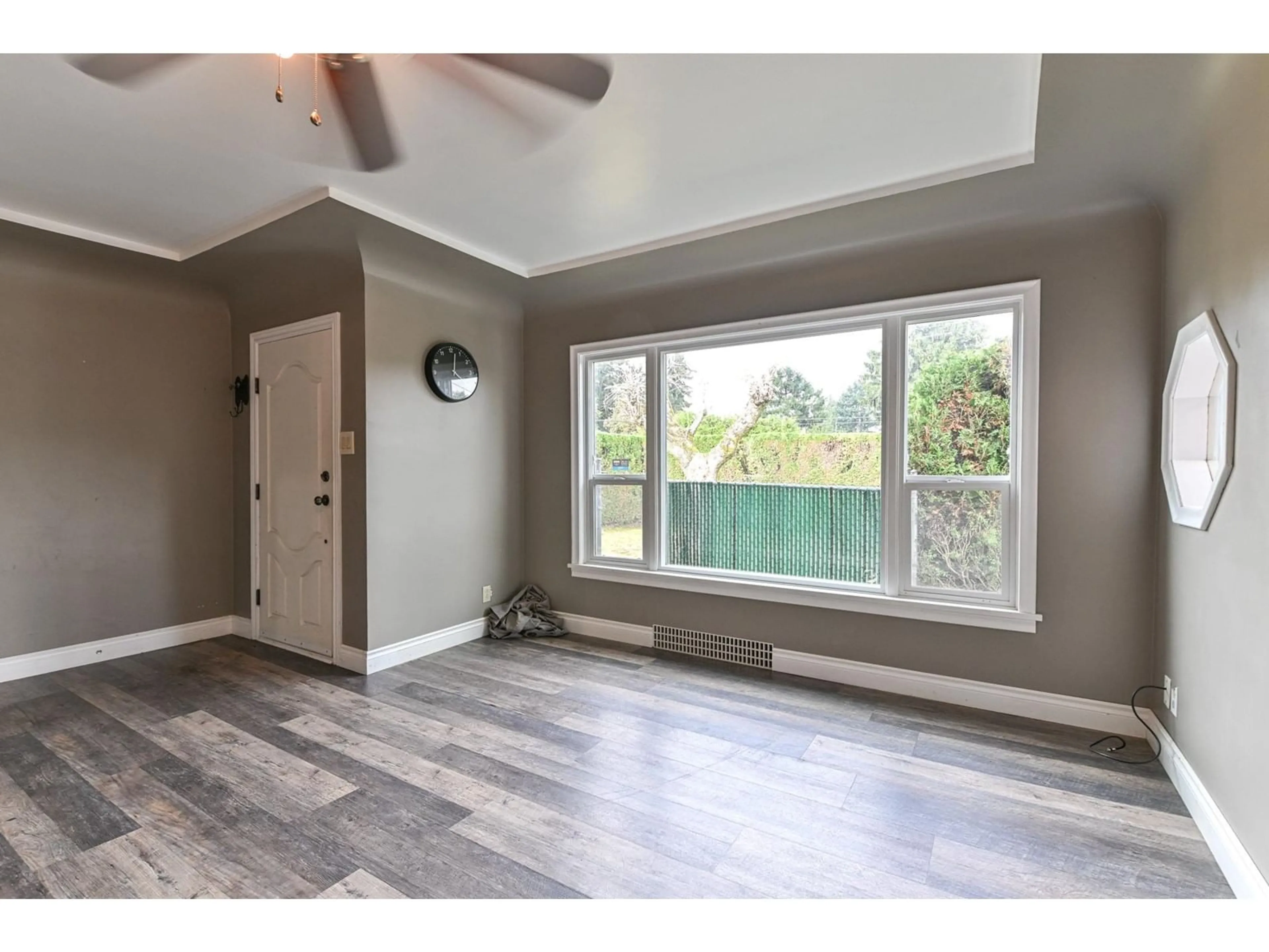 Indoor entryway, wood floors for 33474 HAWTHORNE AVENUE, Abbotsford British Columbia V2S1B8