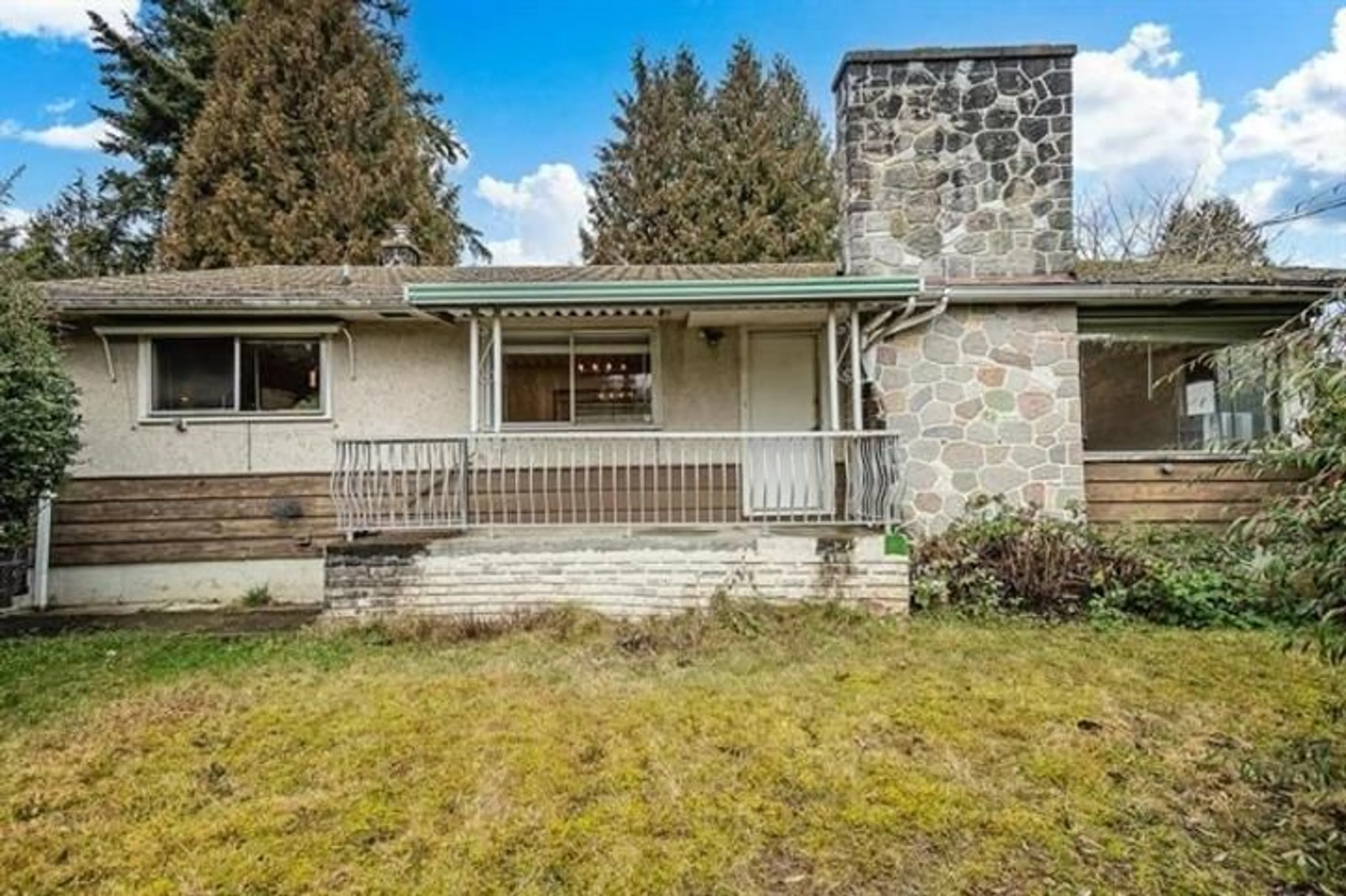 Frontside or backside of a home, cottage for 33693 MAYFAIR AVENUE, Abbotsford British Columbia V2S1P7